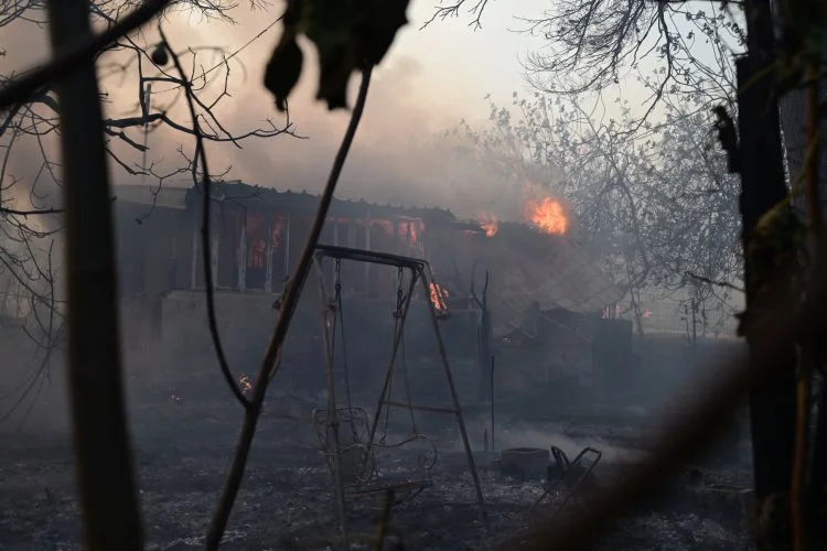 Καίγονται σπίτια σε Κρυονέρι και Δροσοπηγή, ακούγονται εκρήξεις - Μεγάλες φωτιές σε Αττική, Εύβοια, Κύθηρα και Μεσσηνία