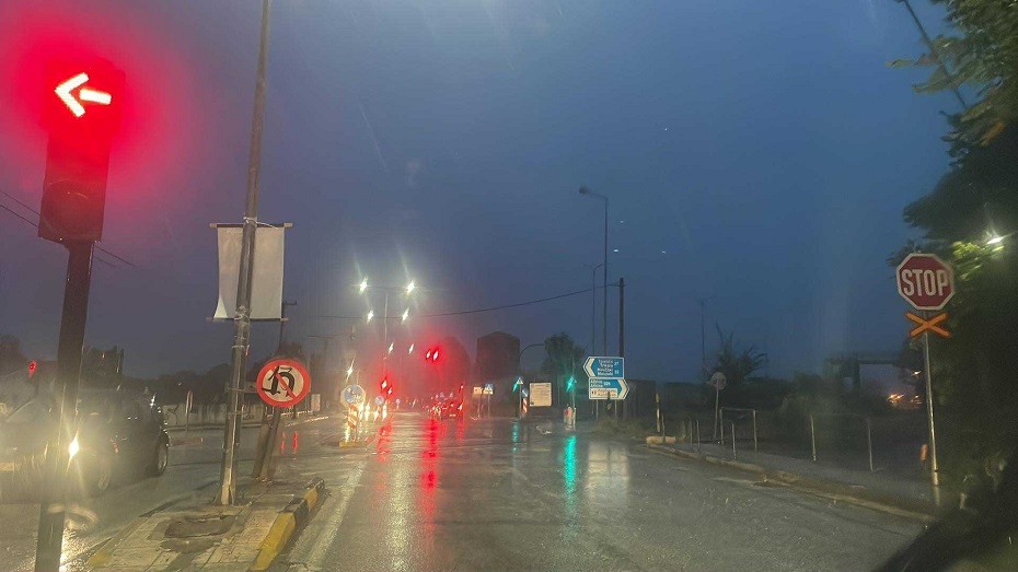Έντονα  καιρικά φαινόμενα αυτή την ώρα στην Καρδίτσα-Καταιγίδα και κεραυνοί- πλημμυρικά φαινόμενα στην πόλη (ΦΩΤΟ)