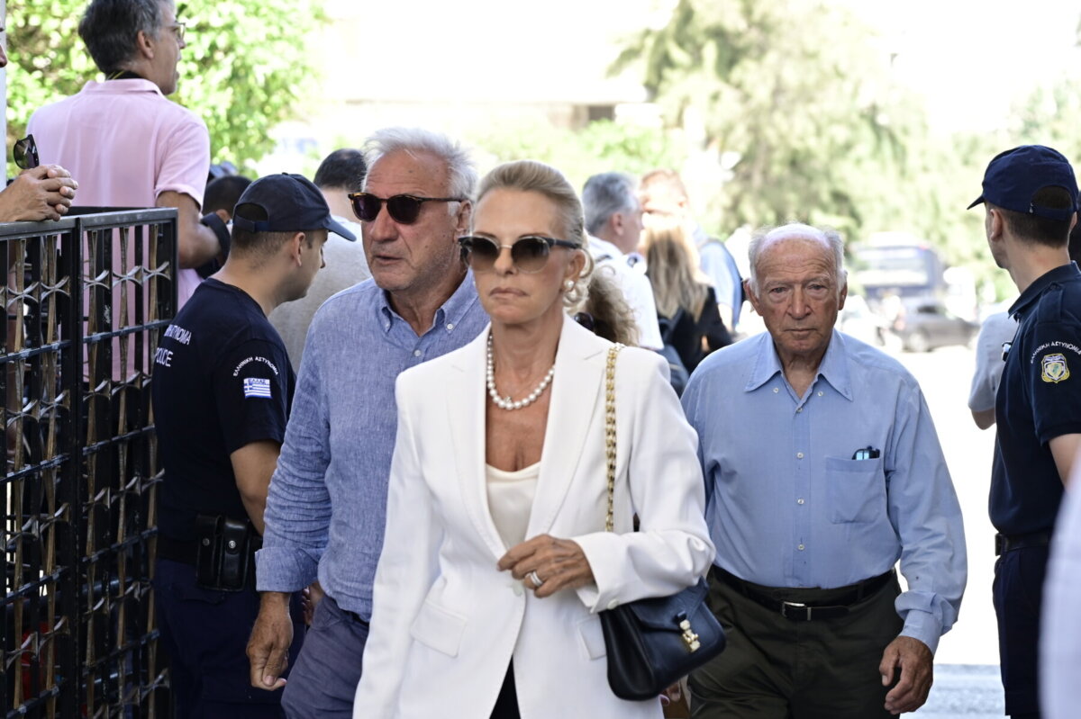 Σε κλίμα βαθιάς οδύνης το τελευταίο αντίο στη Λένα Σαμαρά -Δείτε βίντεο και φωτογραφίες