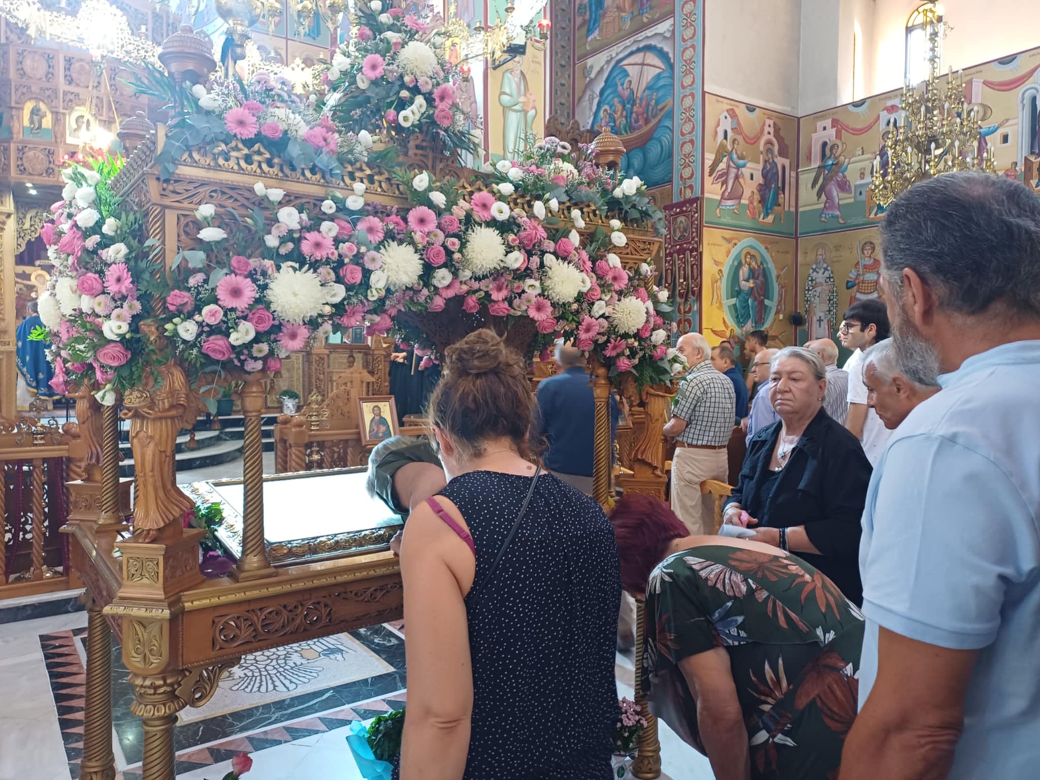 Κοίμηση της Θεοτόκου στη Λάρισα¨Πλήθος πιστών στον ναό της Παναγίας στα Ταμπάκικα (ΦΩΤΟ+video)