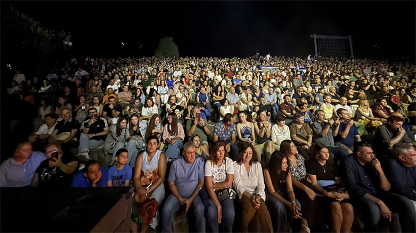 Πλήθος κόσμου στη Λίμνη Σμοκόβου στη συναυλία του Αλκίνοου Ιωαννίδη (ΦΩΤΟ)