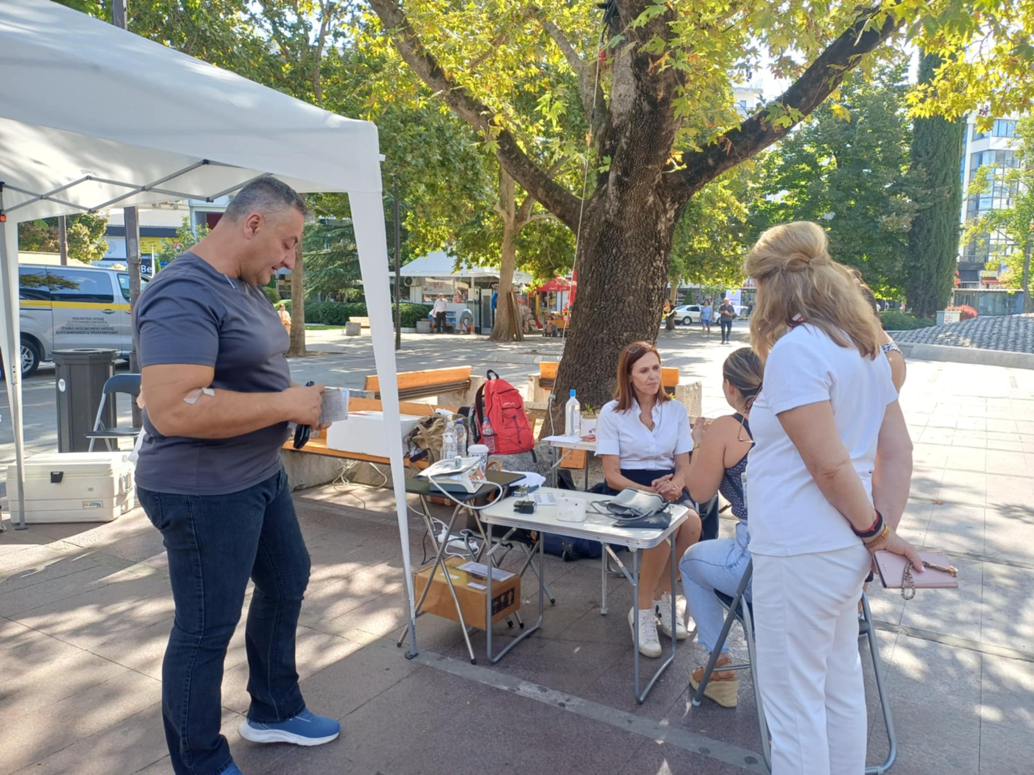 Υπαίθρια αιμοδοσία στην Κεντρική Πλατεία Λάρισας από τον ΕΕΣ (ΦΩΤΟ)
