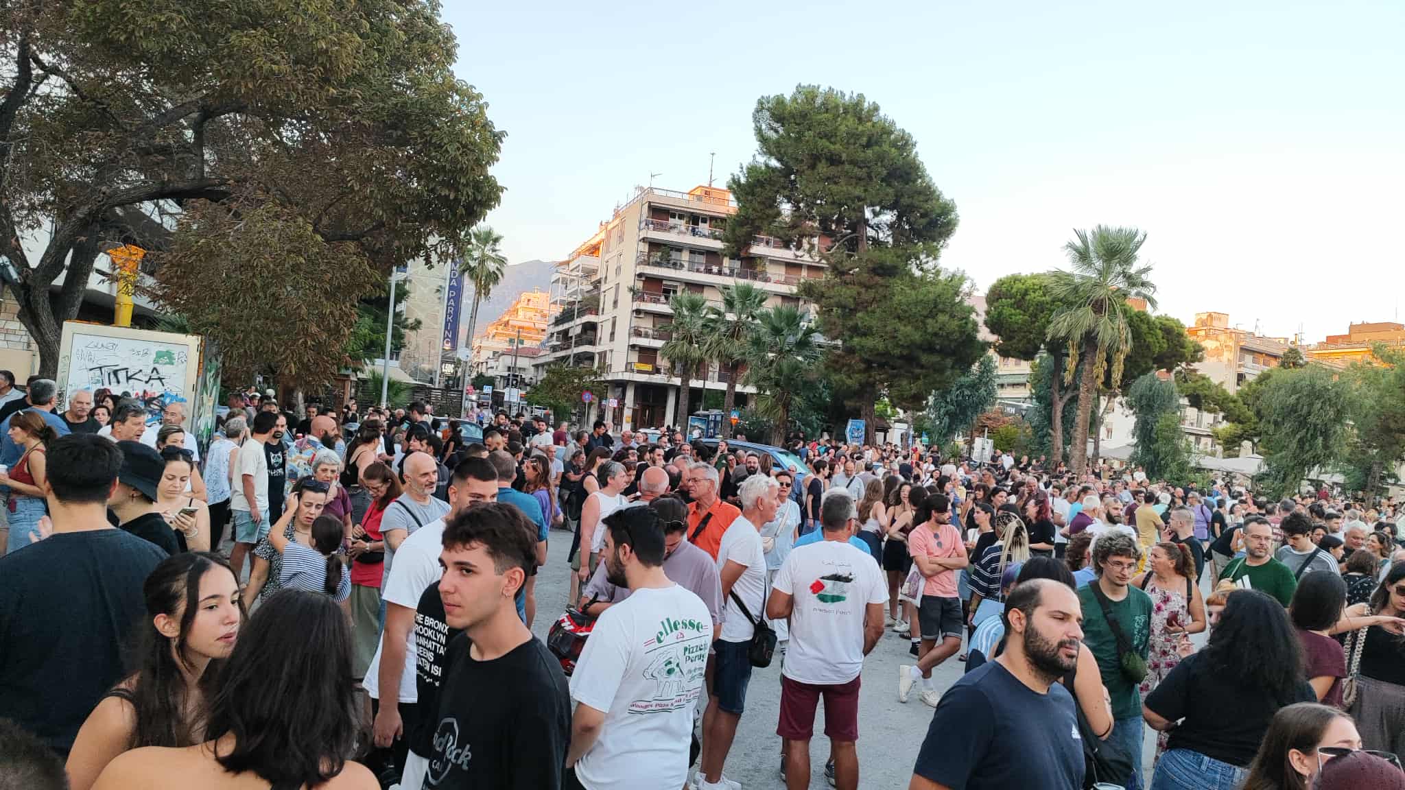 μεγάλη συγκέντρωση διαμαρυρίας στην παραλία του Βόλου για διακιοσύνη στην υπόθεση των Τεμπών