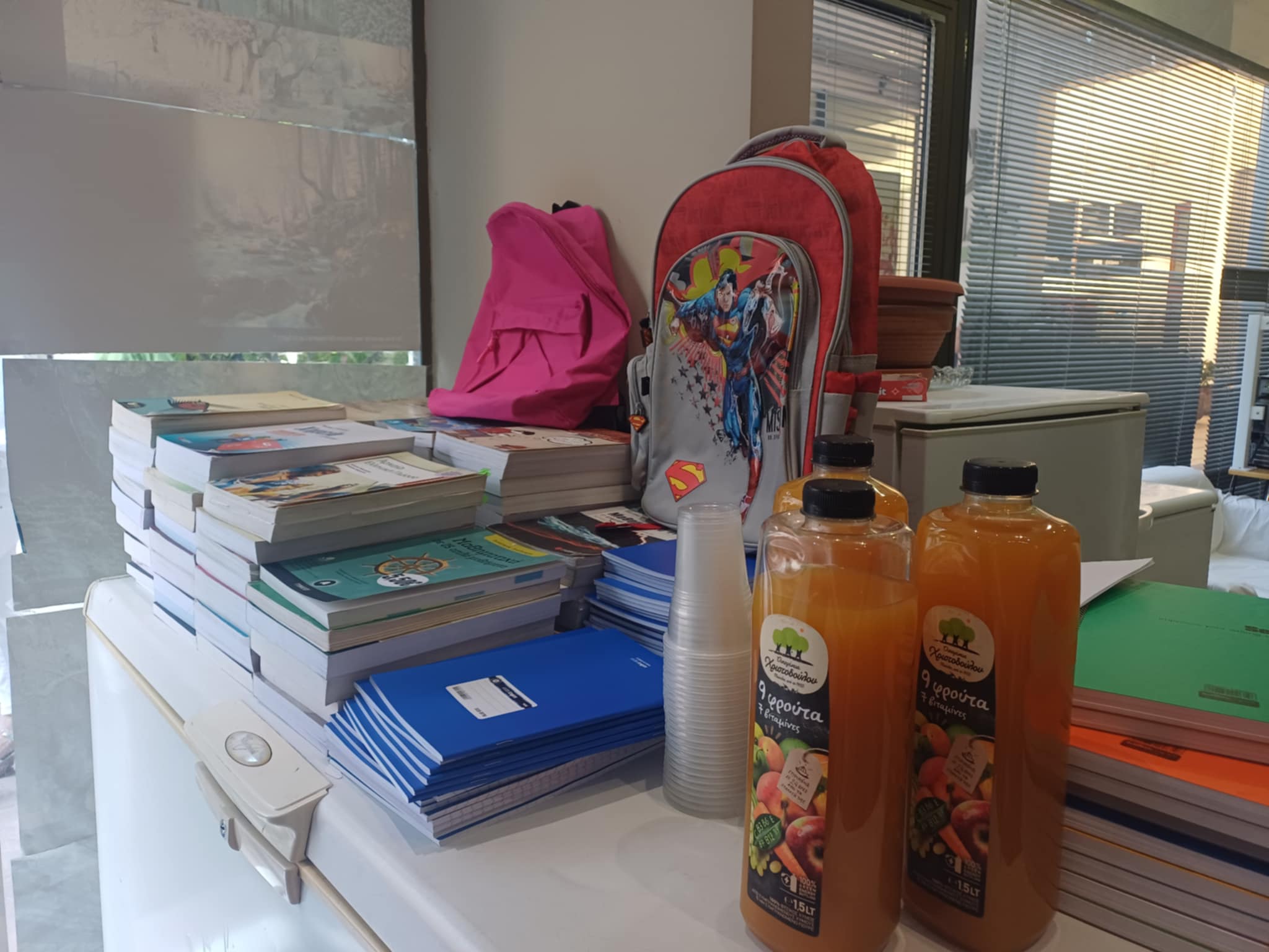 Σχολικά είδη σε παιδιά από το Κοινωνικό Παντοπωλείο του Δήμου Λαρισαίων (ΦΩΤΟ)