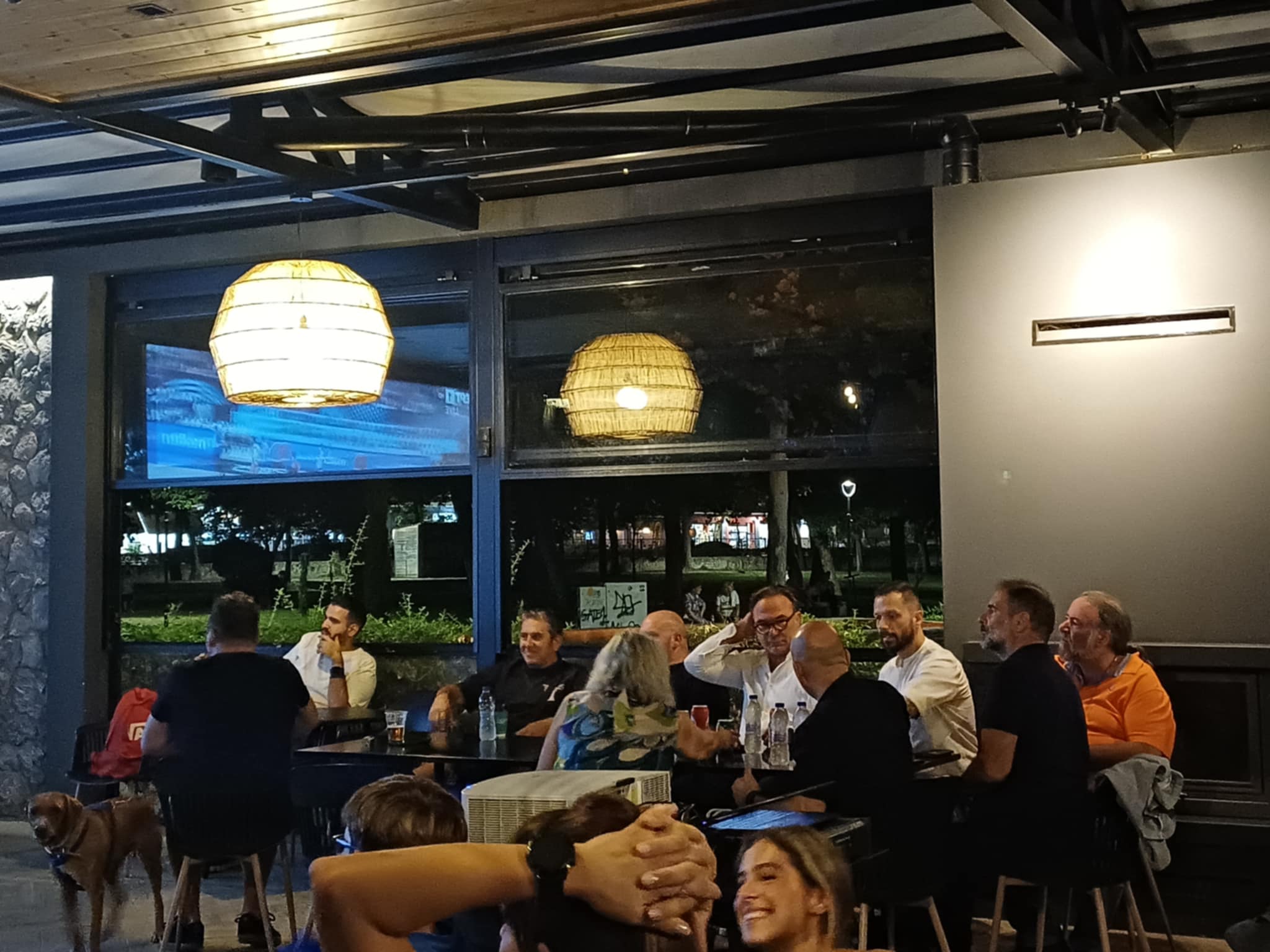 Στη Λάρισα είδε την εθνική ο Πέτρος Κόκκαλης - Λαρισαίοι παρακολούθησαν τον ημιτελικό στο Κηποθέατρο Αλκαζάρ (ΦΩΤΟ)