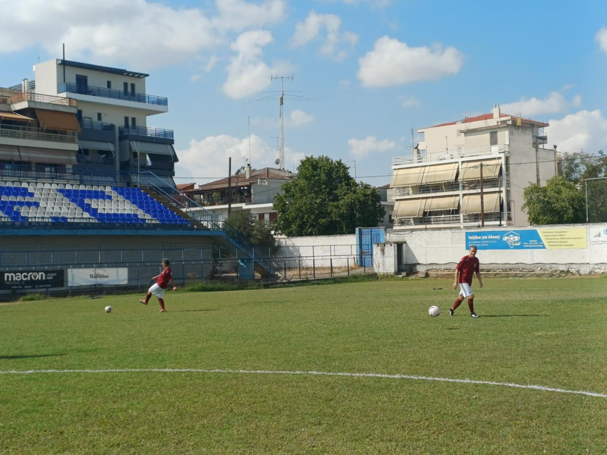 Φιλκός ποδοσφαιρικός αγώνας στο πλαίσιο της υποδοχής αντιπροσωπείας του δήμου Λάρνακας στη Λάρισα (ΦΩΤΟ)