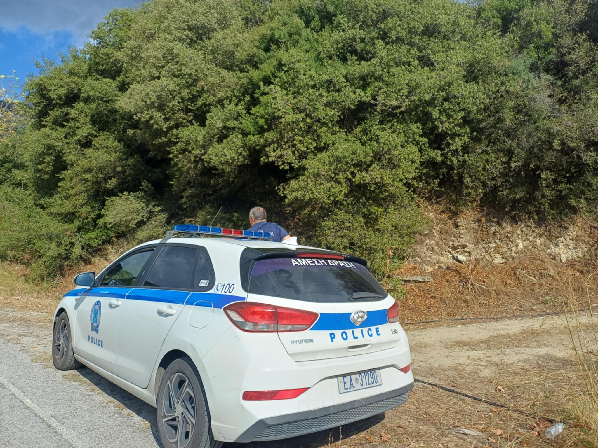 Σε εξέλιξη οι έρευνες της ΕΜΑΚ για τον εντοπισμό άνδρα σε σπηλιά στους Γόννους (ΦΩΤΟ)