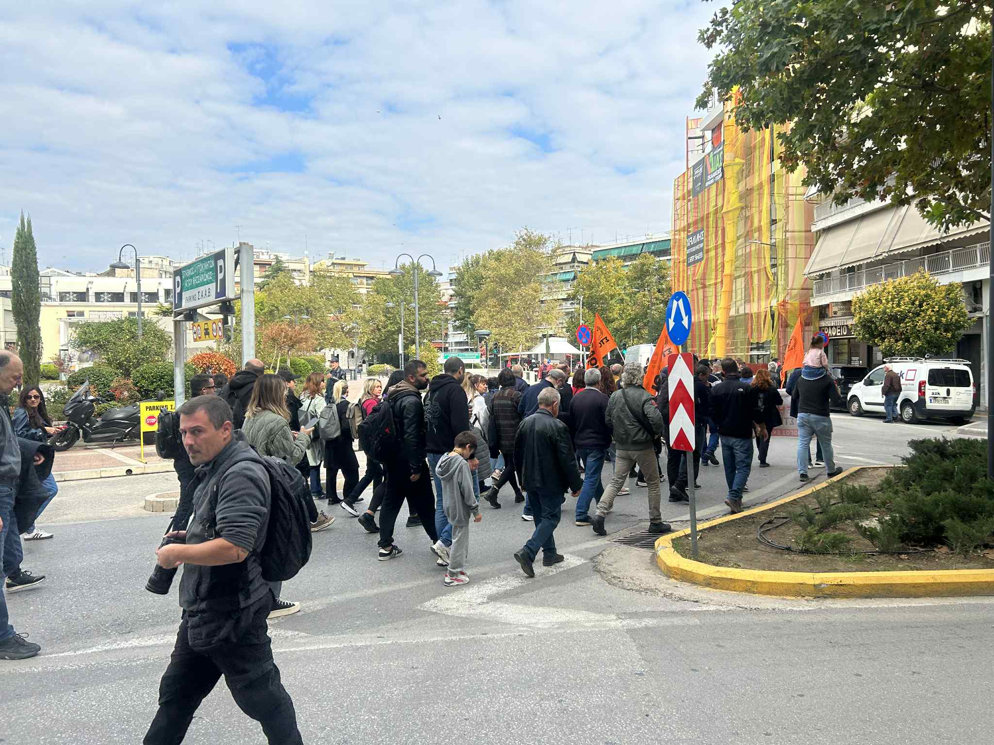 Πορεία και συνθήματα απεργών στο κέντρο της Λάρισας κατά του «αντεργατικού» νομοσχεδίου (ΦΩΤΟ+video)