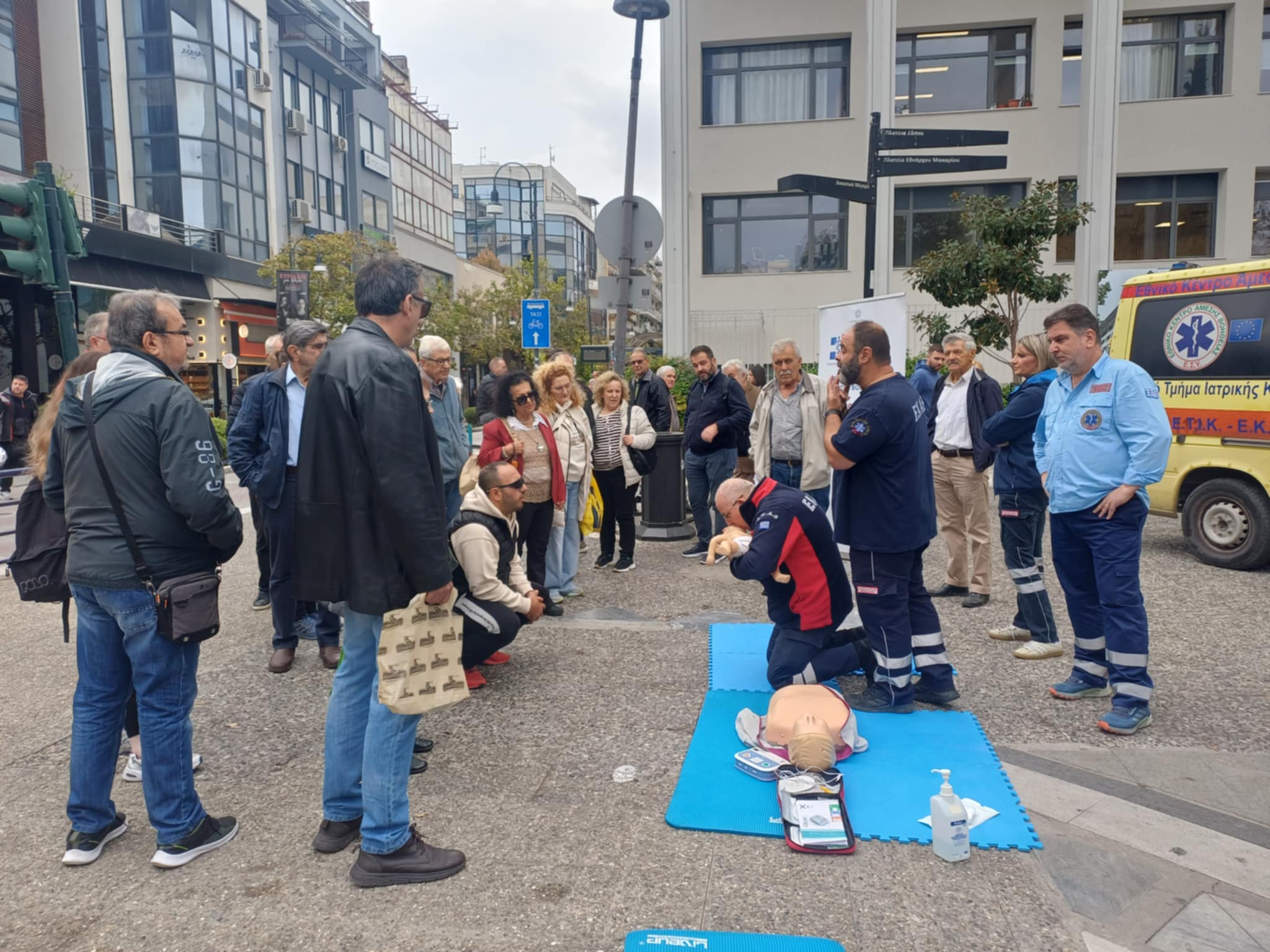 Ανοιχτή επίδειξη στους πολίτες του ΚΑΡΠΑ από το ΕΚΑΒ στη Λάρισα (ΦΩΤΟ