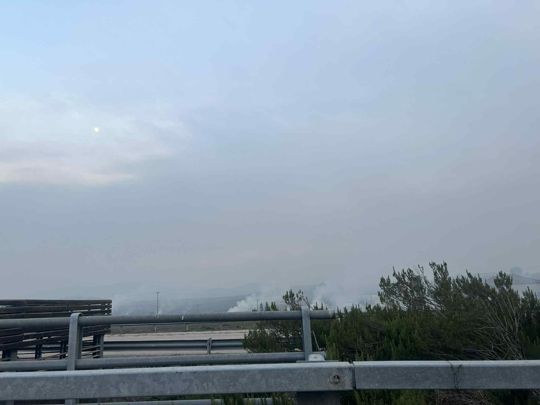 Εντυπωσιακές εικόνες: Ομίχλη καπνού στον κάμπο κατά μήκος του ΠΑΘΕ από καλαμιές που καίγονται (ΦΩΤΟ+video)