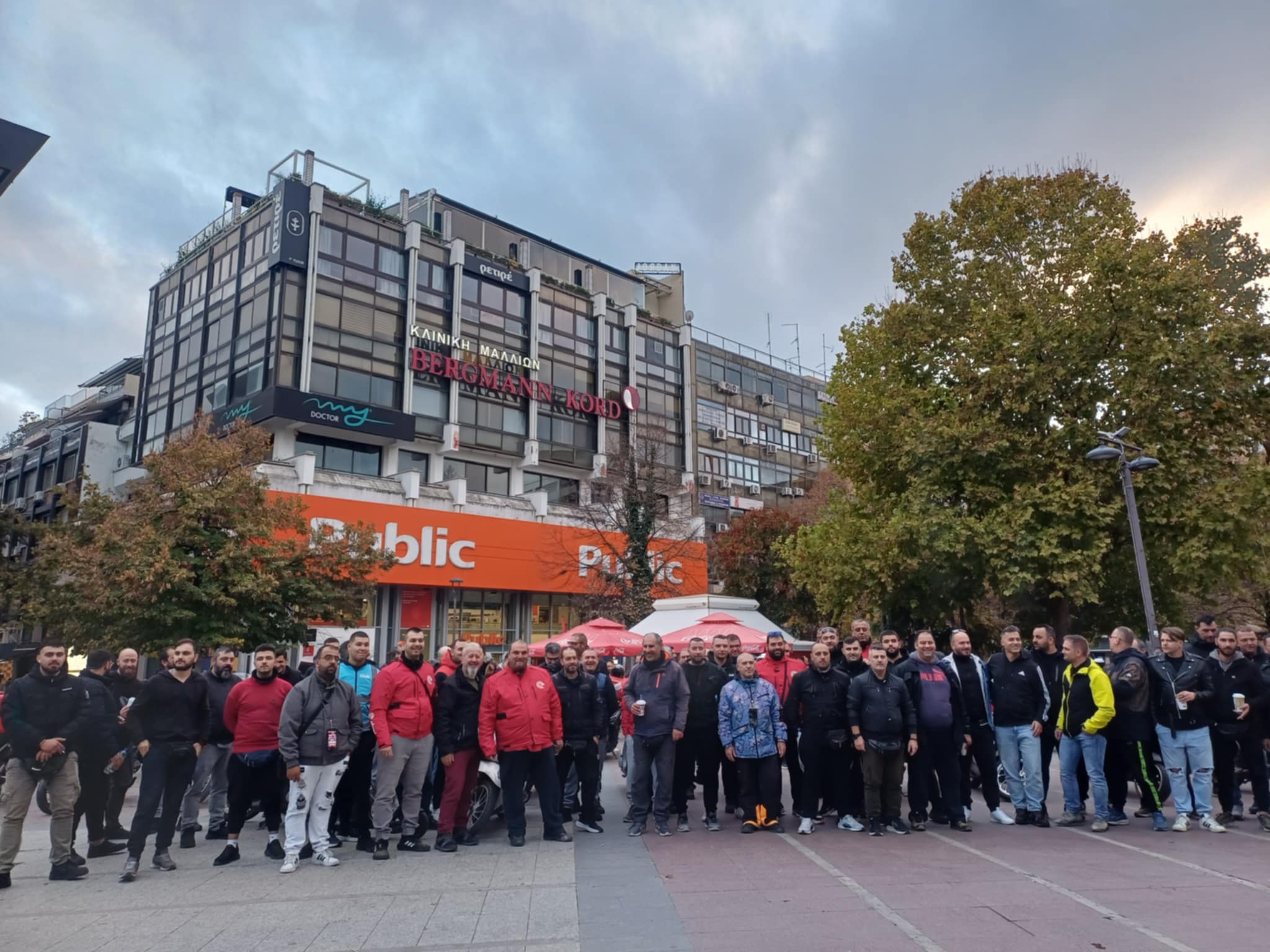 Αποχή και μοτοπορεία στο κέντρο της Λάρισας από τους διανομείς (ντελιβεράδες)-δείτε εικόνες και βίντεο