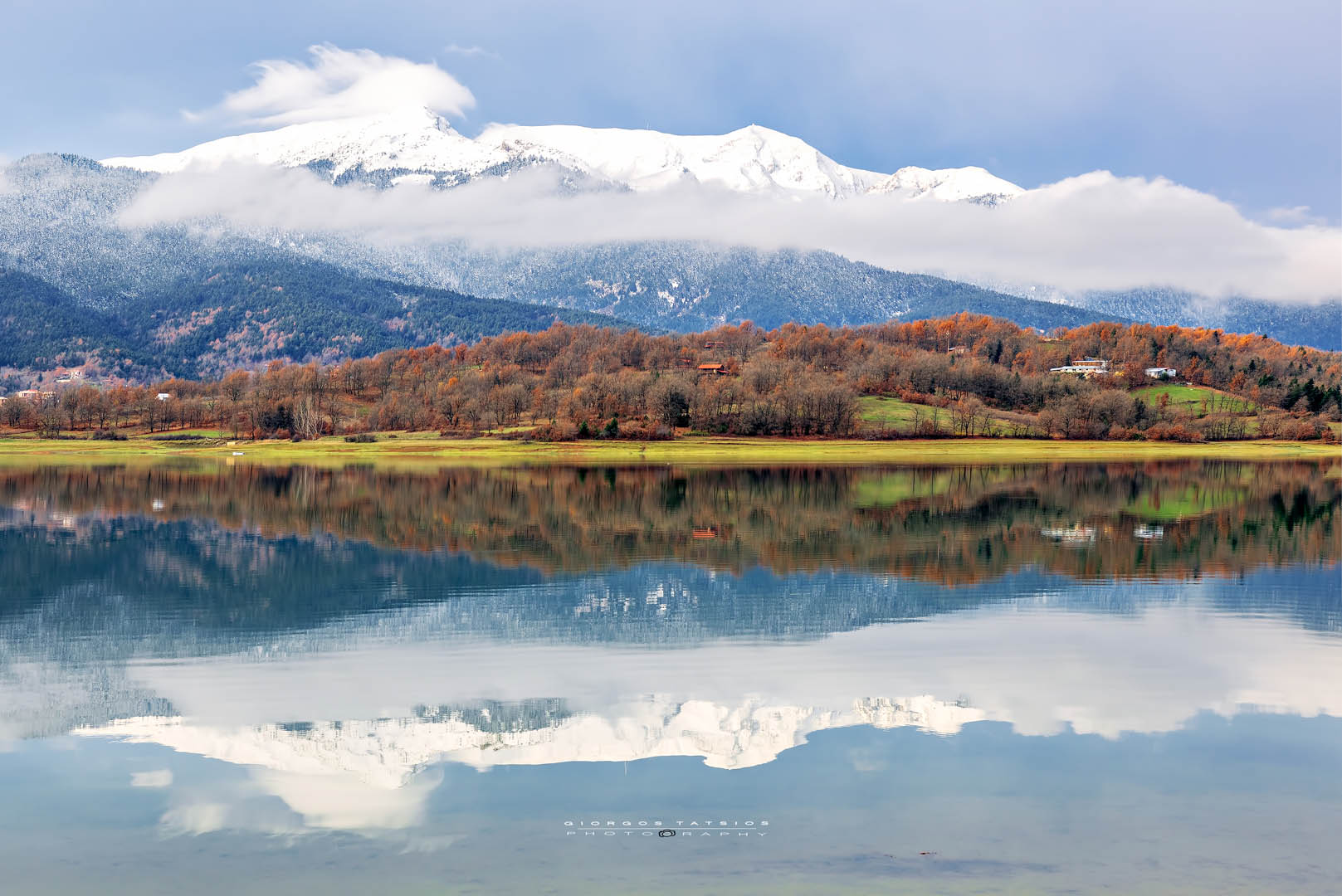 Φθινόπωρο στη Λίμνη Πλαστήρα σε φόντο χρυσοκίτρινο και γαλάζιο...