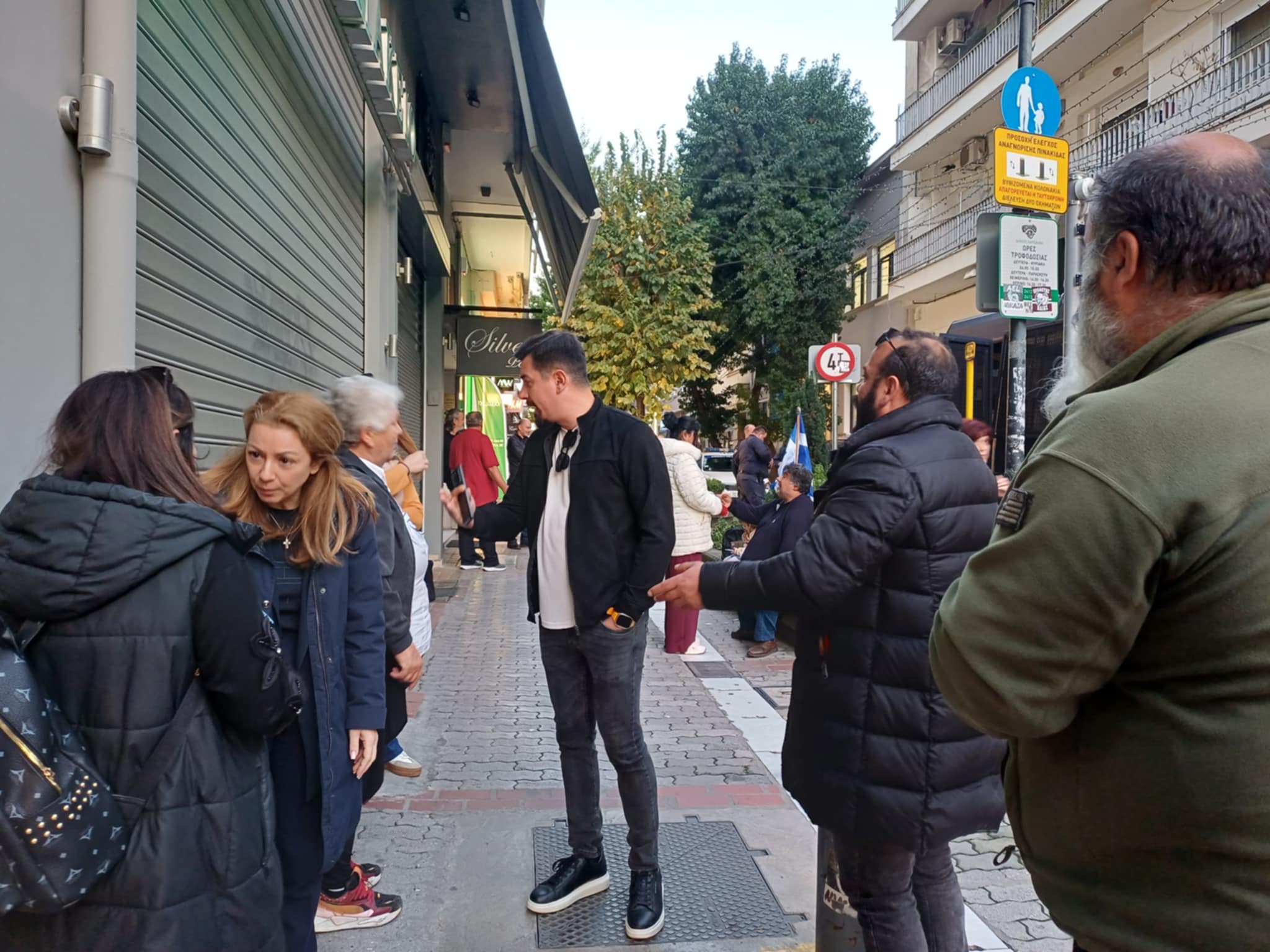 Παραμένουν και το βράδυ έξω από τα γραφεία του Κέλλα οι κτηνοτρόφοι, ζητούν να τον συναντήσουν