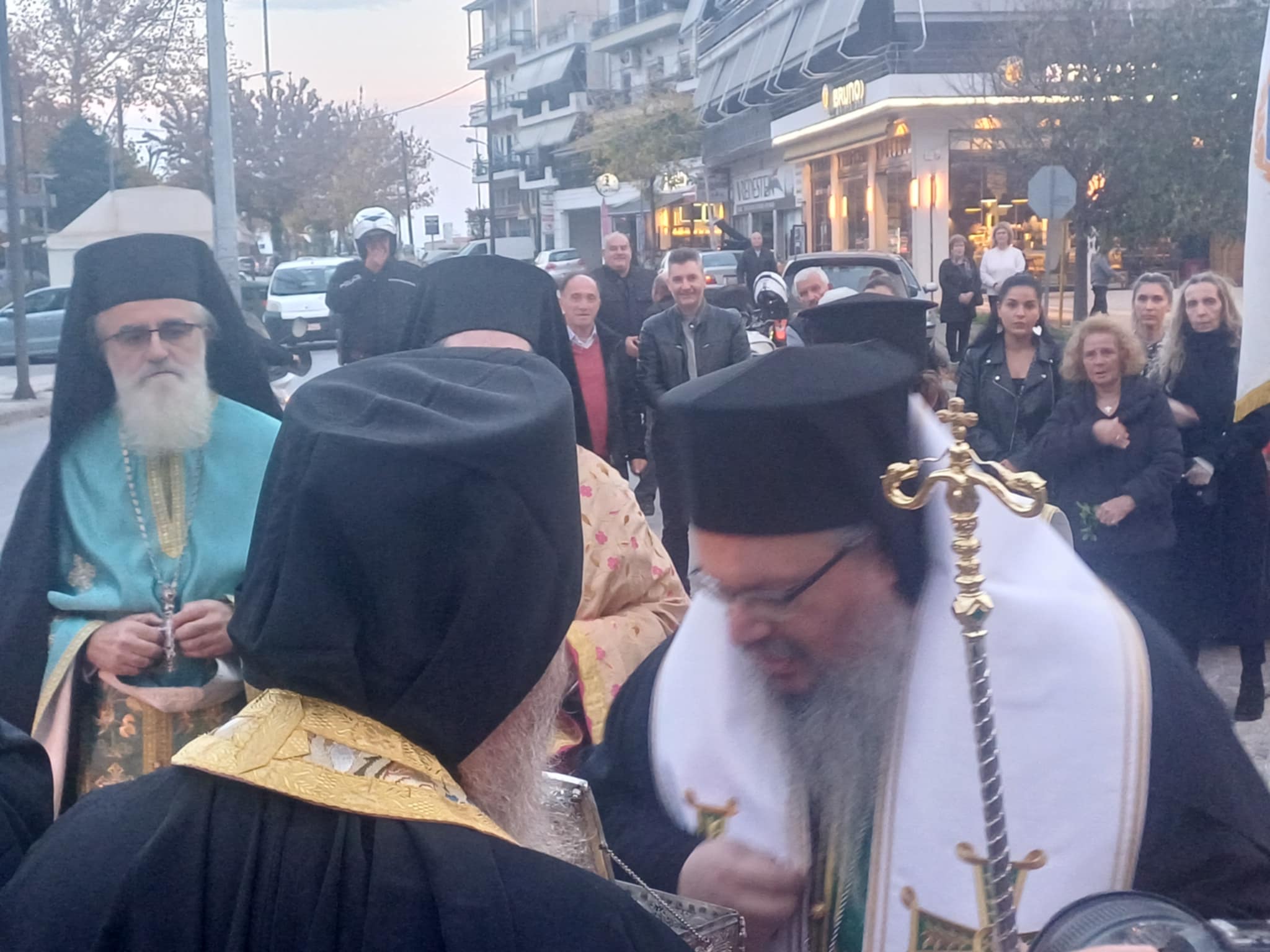 Πλήθος πιστών στη Λάρισα υποδέχτηκε τμήμα του Ιερού λειψάνου του Αγίου Στυλιανού (ΦΩΤΟ+video)