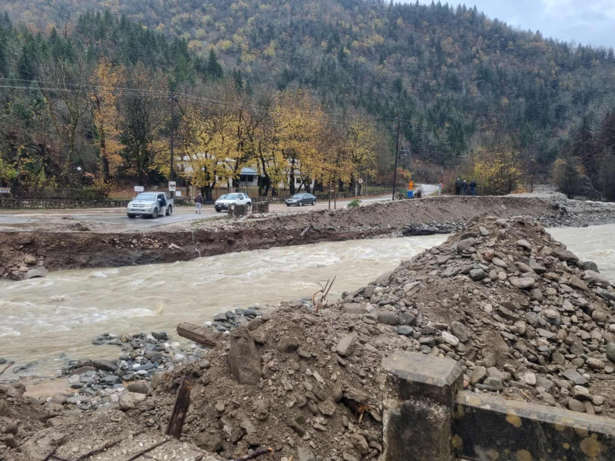 Η επόμενη ημέρα στον Ασπτροπόταμο- τεράστιες ζημιές , οικισμοί αποκλεισμένοι, δρόμοι απροσπέλαστοι (ΦΩΤΟ+video)