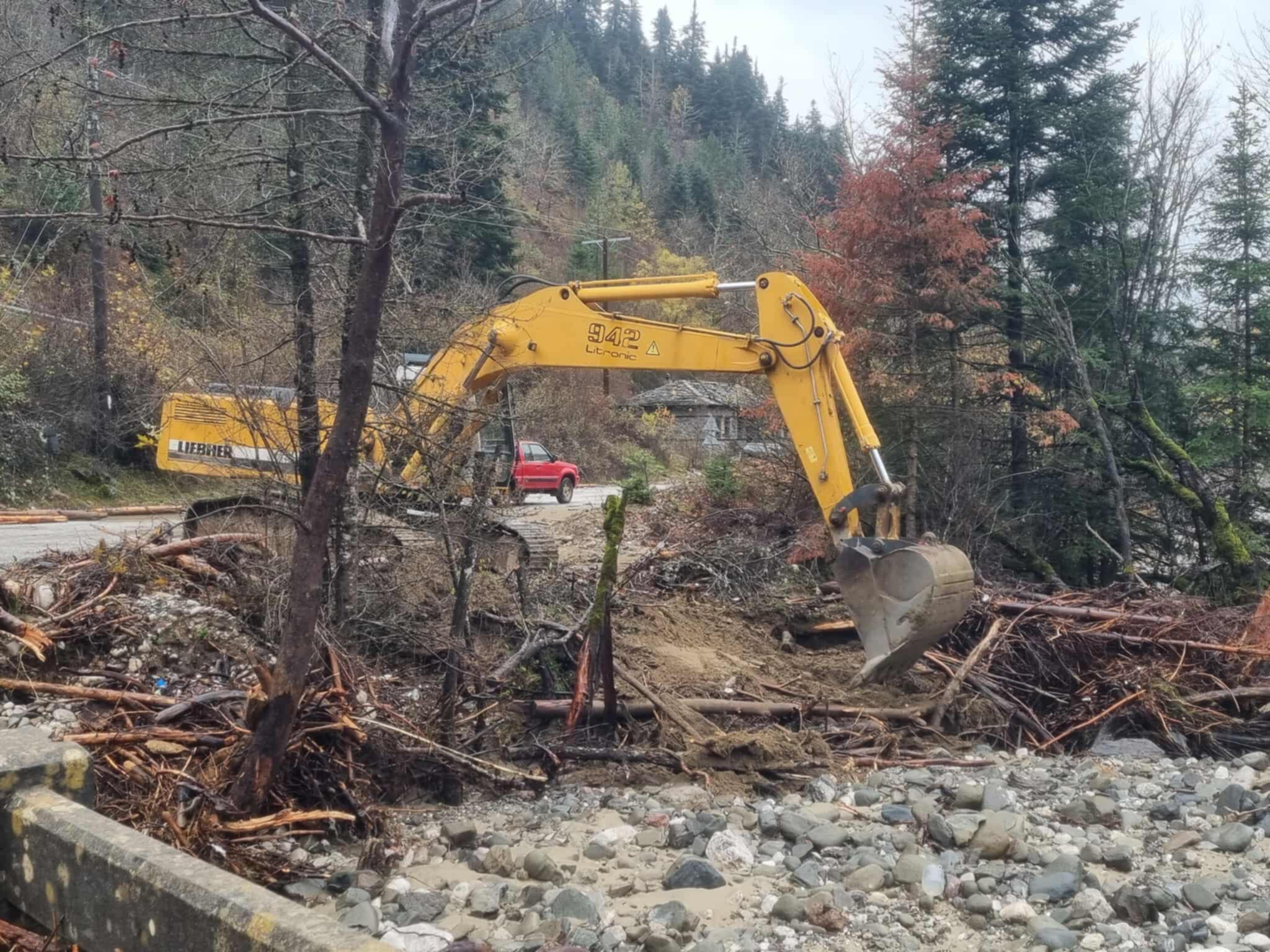 Αποκλεισμένα χωριά στον Ασπροπόταμο – Ζημιές στο οδικό δίκτυο από την κακοκαιρία