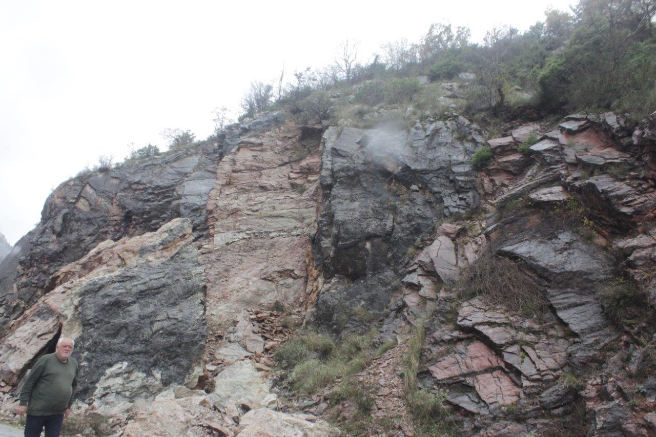 Κατολισθητικά φαινόμενα στην περιοχή Γαρδικίου και Αθαμανίας  δημιούργησαν προβλήματα στο οδικό άξονα (ΦΩTO)    