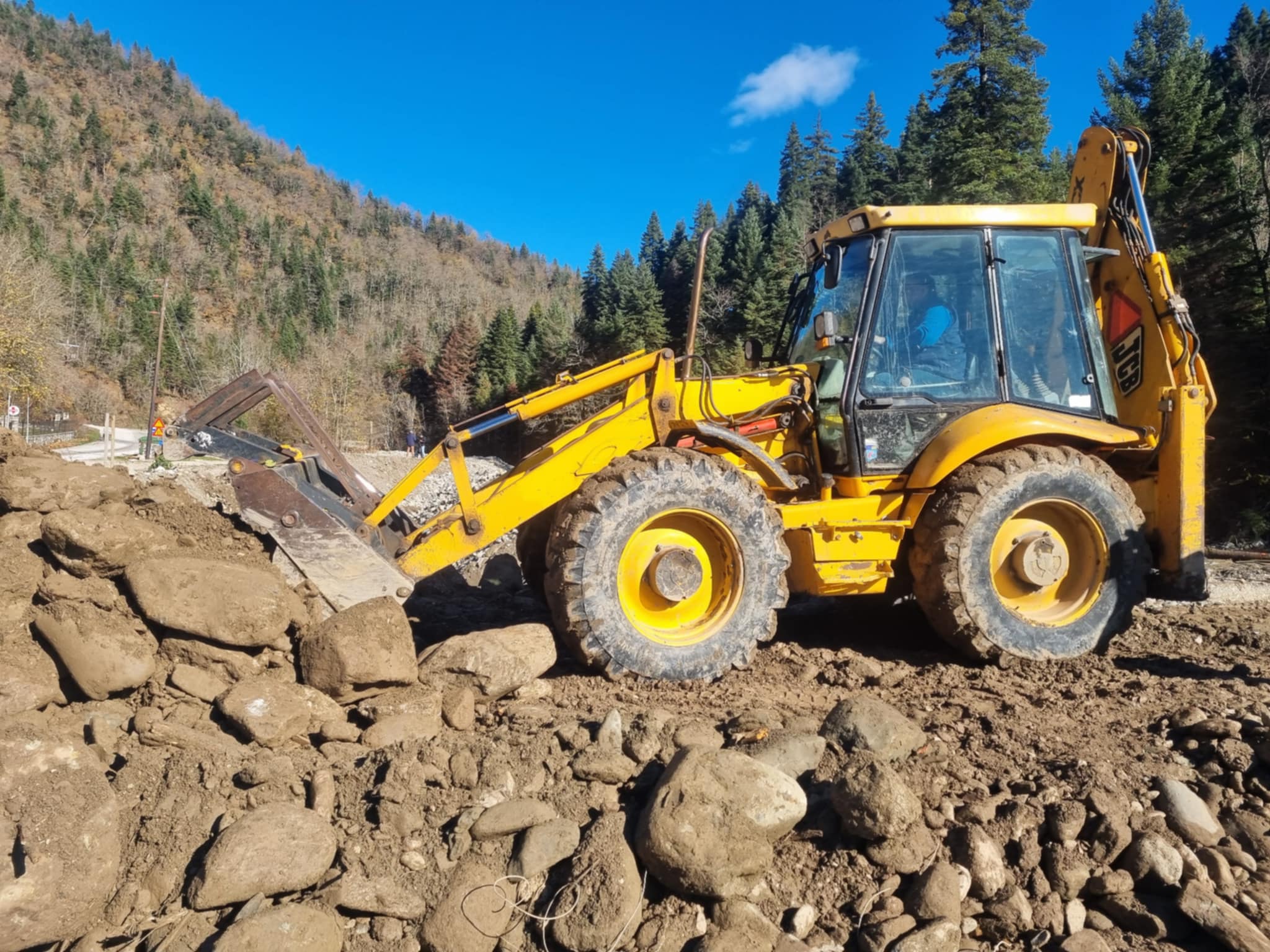 Συνεχίζονται εργασίες αποκατάστασης στον Ασπροπόταμο εν αναμονή νέου κύματος από αύριο (ΦΩΤΟ+video)