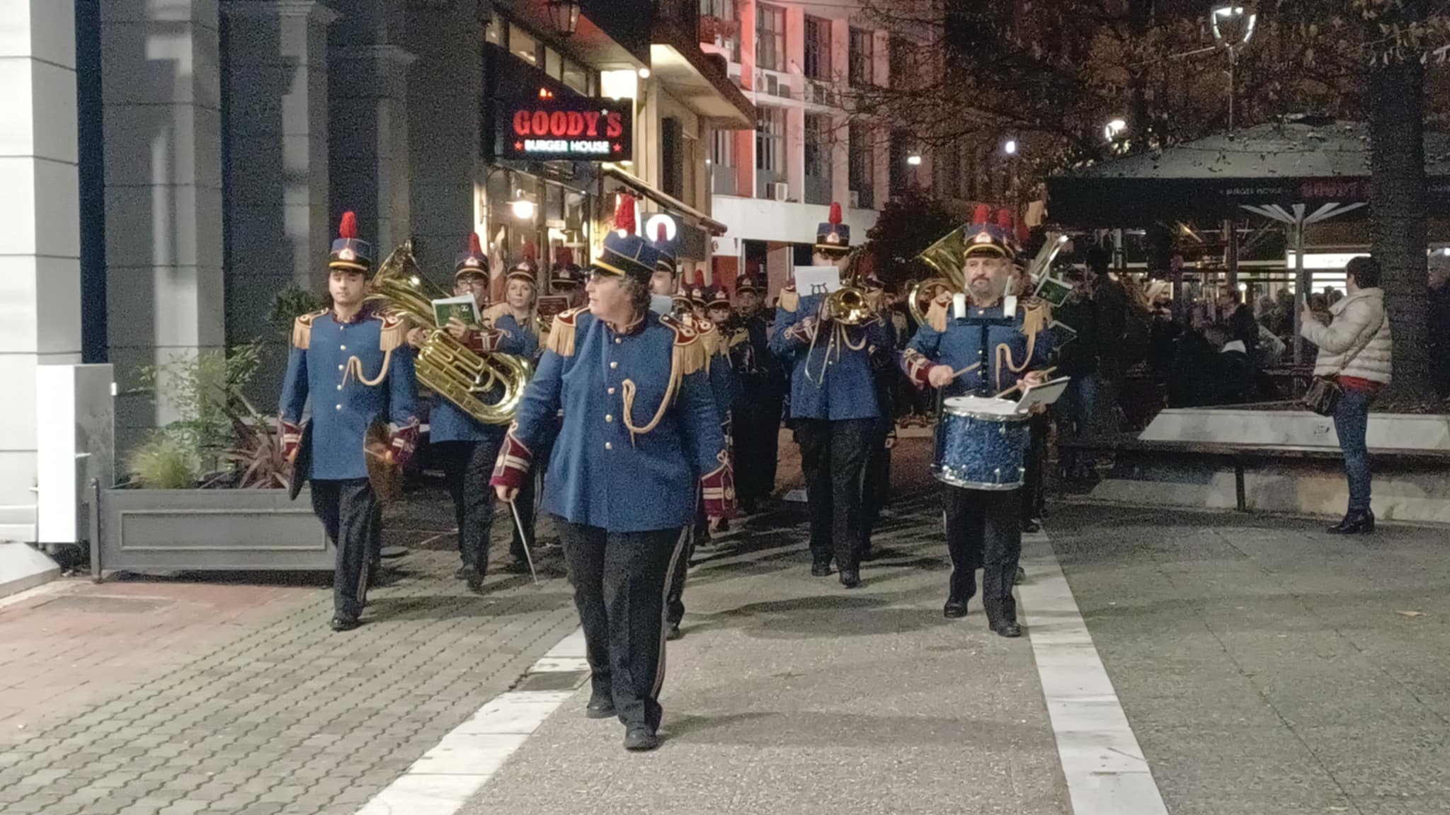 Μια μεγάλη ανοιχτή αγκαλιά η Λάρισα για την εξάλειψη της βίας κατά των γυναικών (ΦΩΤΟ+video)