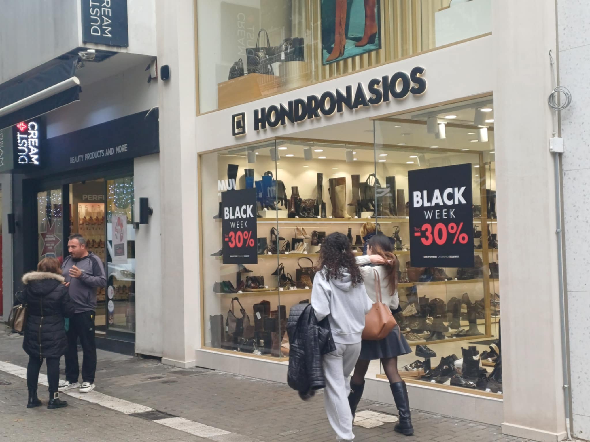 Σε ρυθμούς Black Friday η αγορά της παρά το ψιλόβροχο (ΦΩΤΟ)