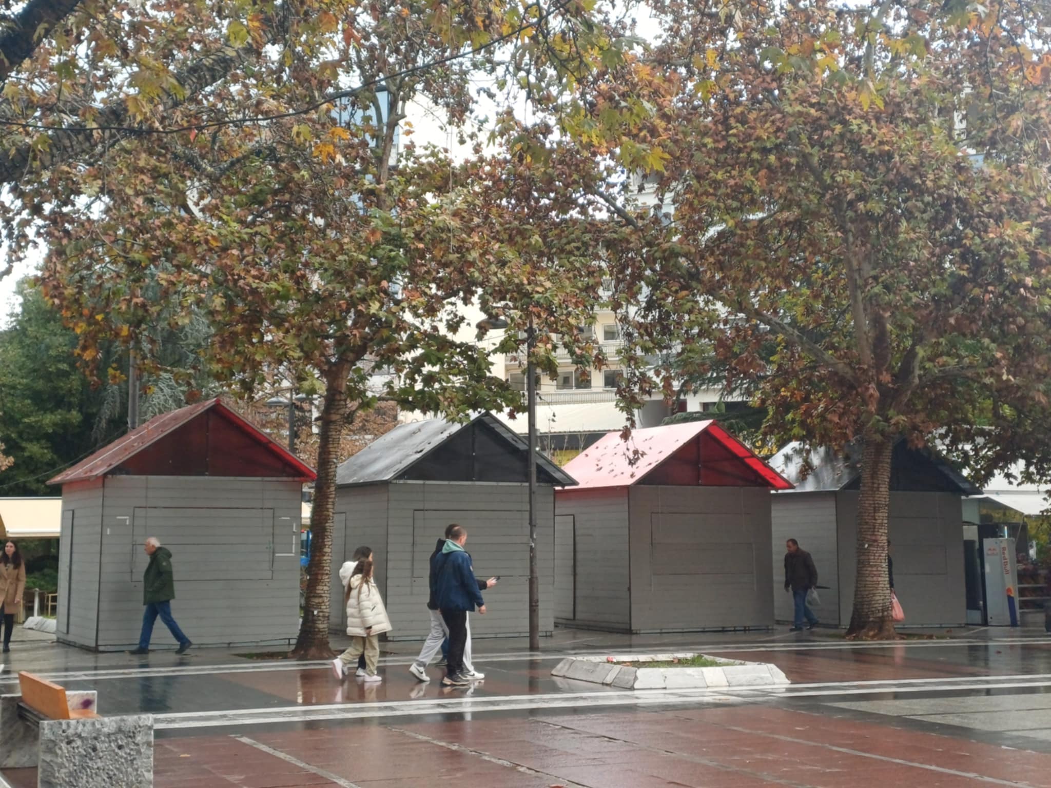 Ετοιμασίες στην κεντρική πλατεία της Λάρισας  για το άναμμα του δένδρου την Δευτέρα 1η Δεκεμβρίου (ΦΩΤΟ)