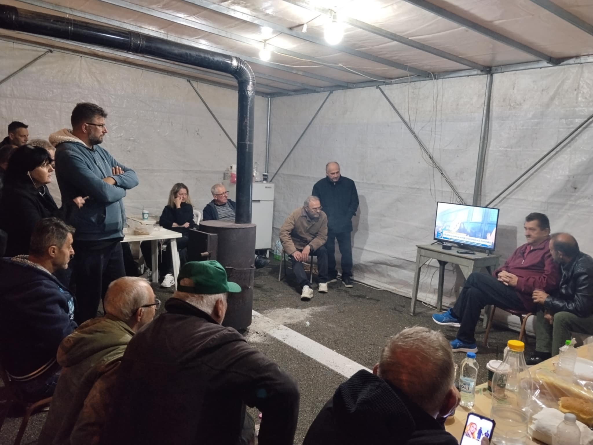 Οργανώνονται στο μπλόκο του Ε65 και δηλώνουν αποφασισμένοι να μείνουν όσο χρειαστεί οι αγρότες της Καρδίτσας