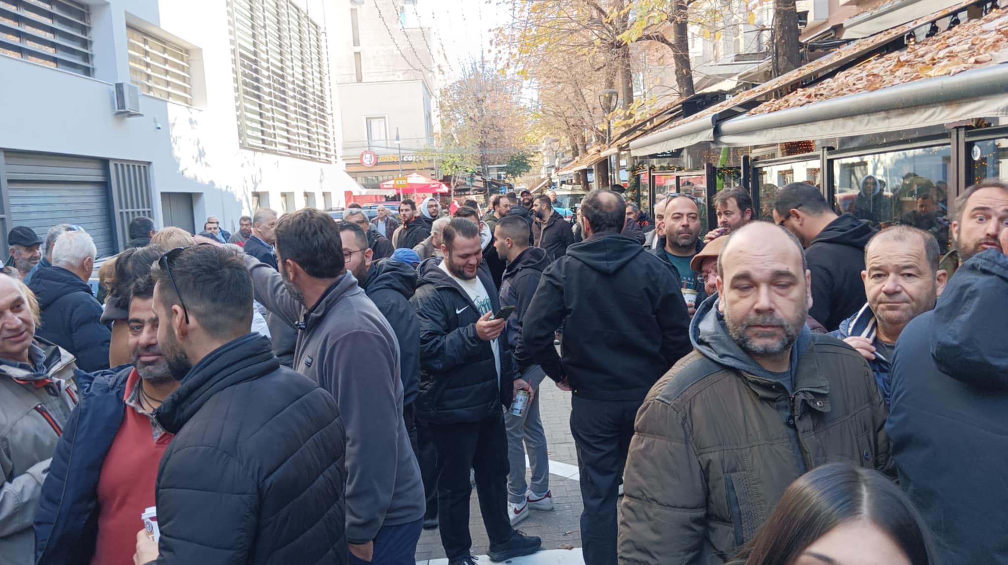 Συγκέντρωση αλληλεγγύης αγροτών για τους τρεις συλληφθέντες που οδηγούνται στο αυτόφωρο (ΦΩΤΟ)