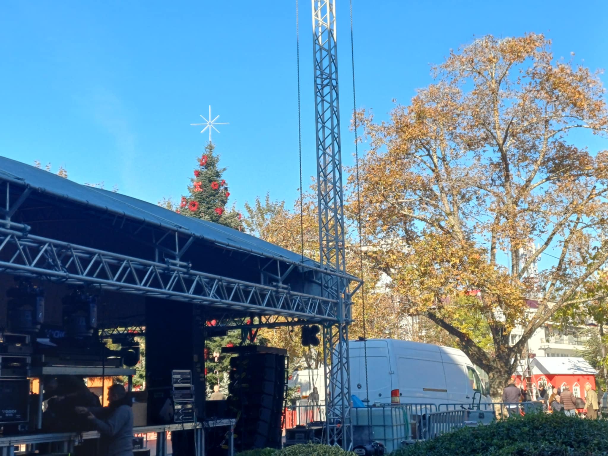 Δύο κόσμοι συναντώνται στην κεντρική πλατεία της Λάρισας: Οι αγρότες στο συλλαλητήριο αλληλεγγύης και η...εξέδρα της Πέγκυς Ζ