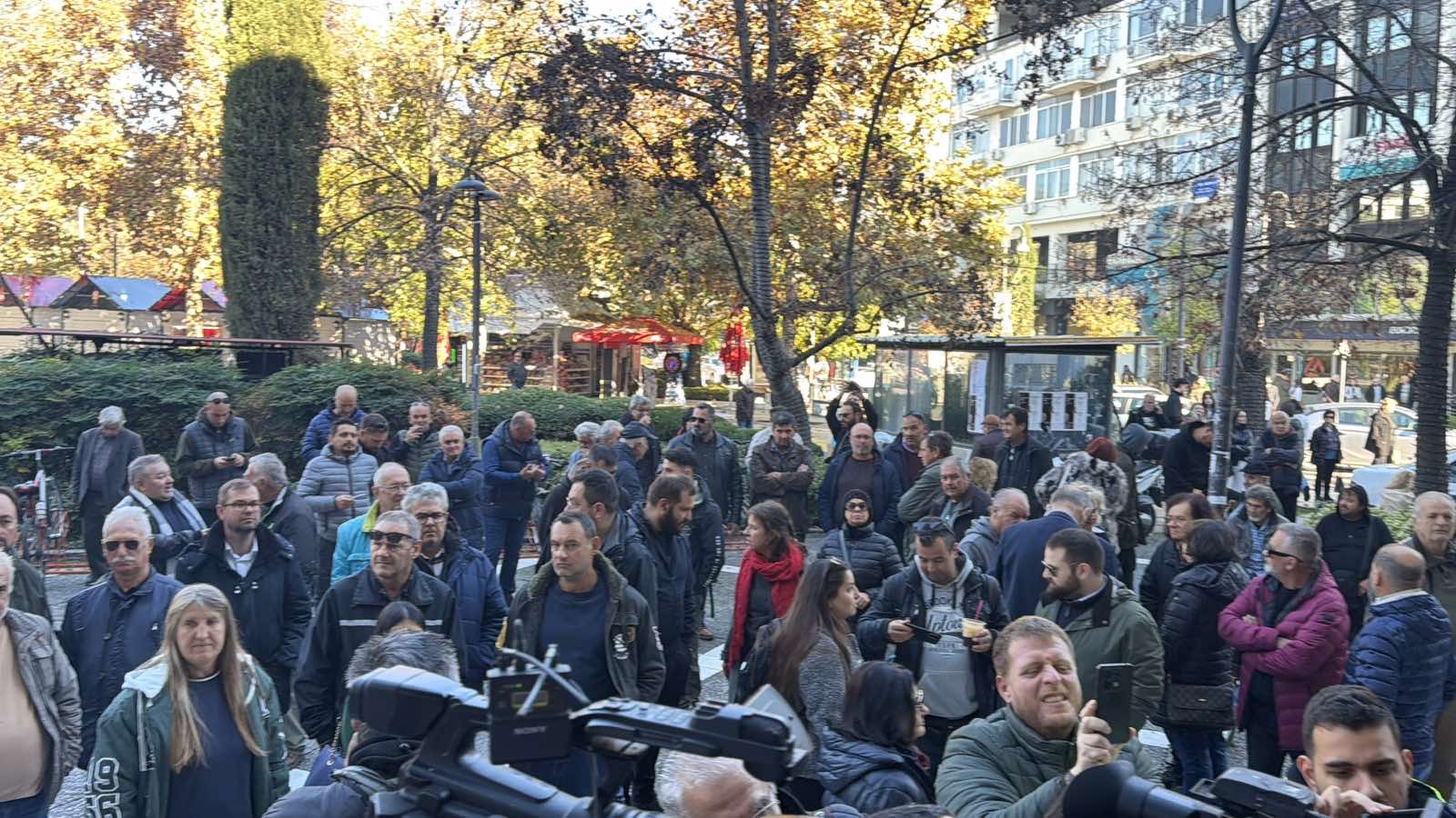 Δεκάδες αγρότες έξω από τα δικαστήρια αλληλέγγυοι στους συλληφθέντες που έφτασαν στο Μεταγωγών (ΦΩΤΟ)