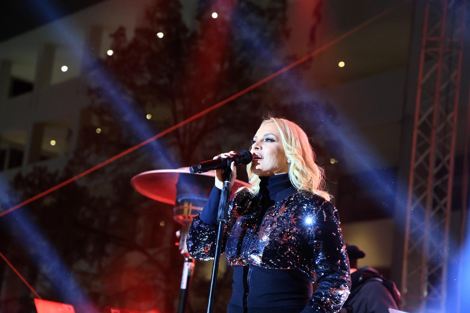 Δήμος Λαρισαίων: Φαντασμαγορική τελετή για το άναμμα του χριστουγεννιάτικου δέντρου (ΦΩΤΟ+video)