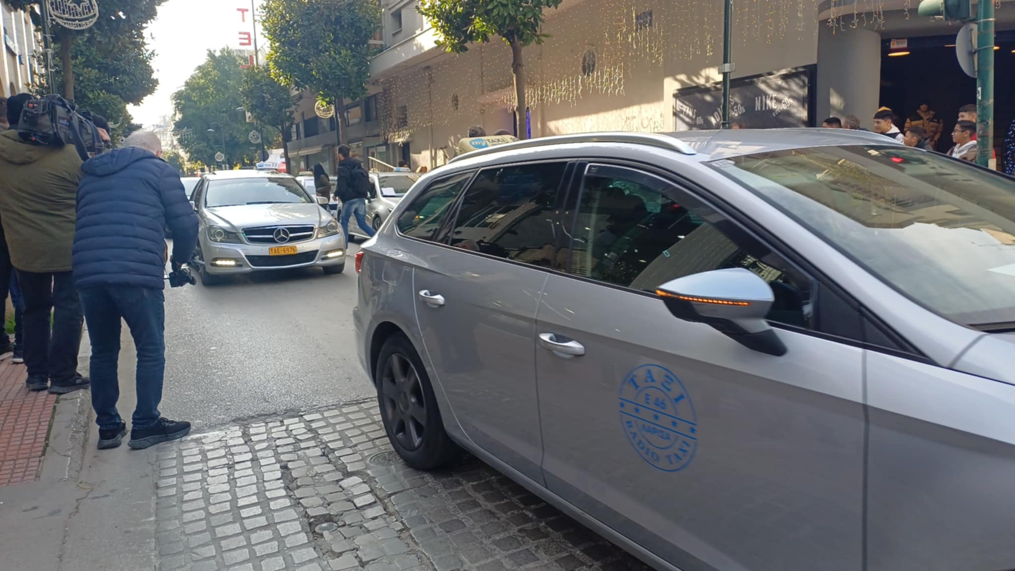 Απεργούν οι ταξιτζήδες στη Λάρισα- πανό έξω από το γραφείο Κέλλα και πορεία προς το μπλόκο της Νίκαιας (ΦΩΤΟ+video)