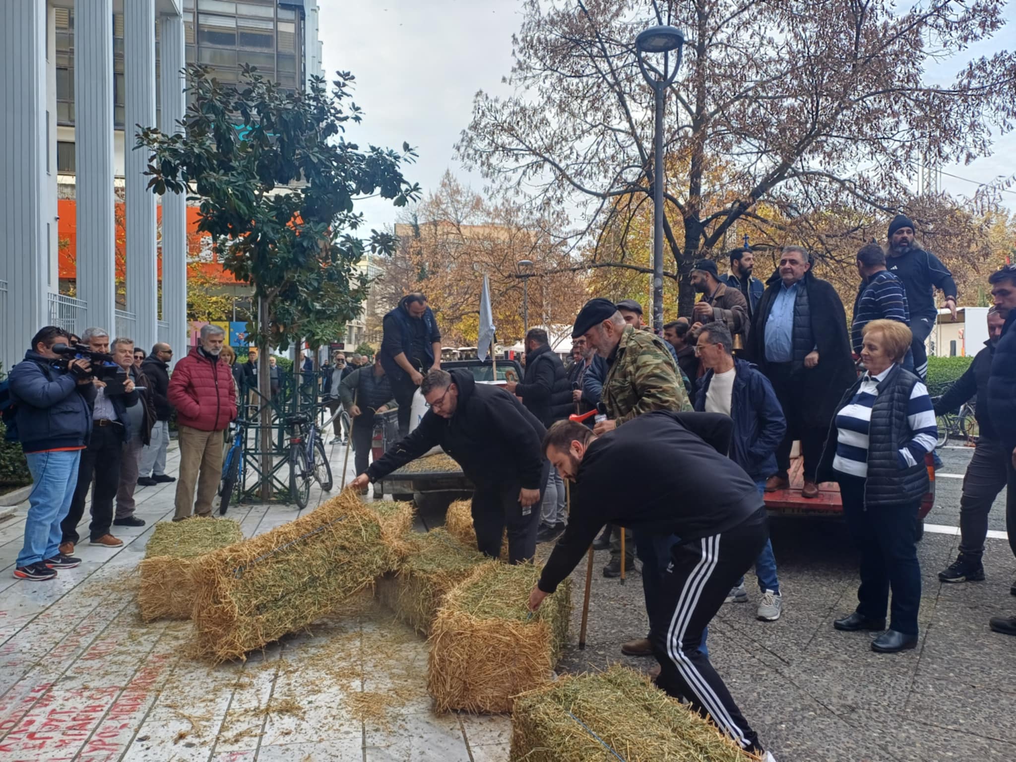Οργισμένοι κτηνοτρόφοι στην κεντρική πλατεία έχυσαν γάλα και ζωοτροφές (ΦΩΤΟ+video)