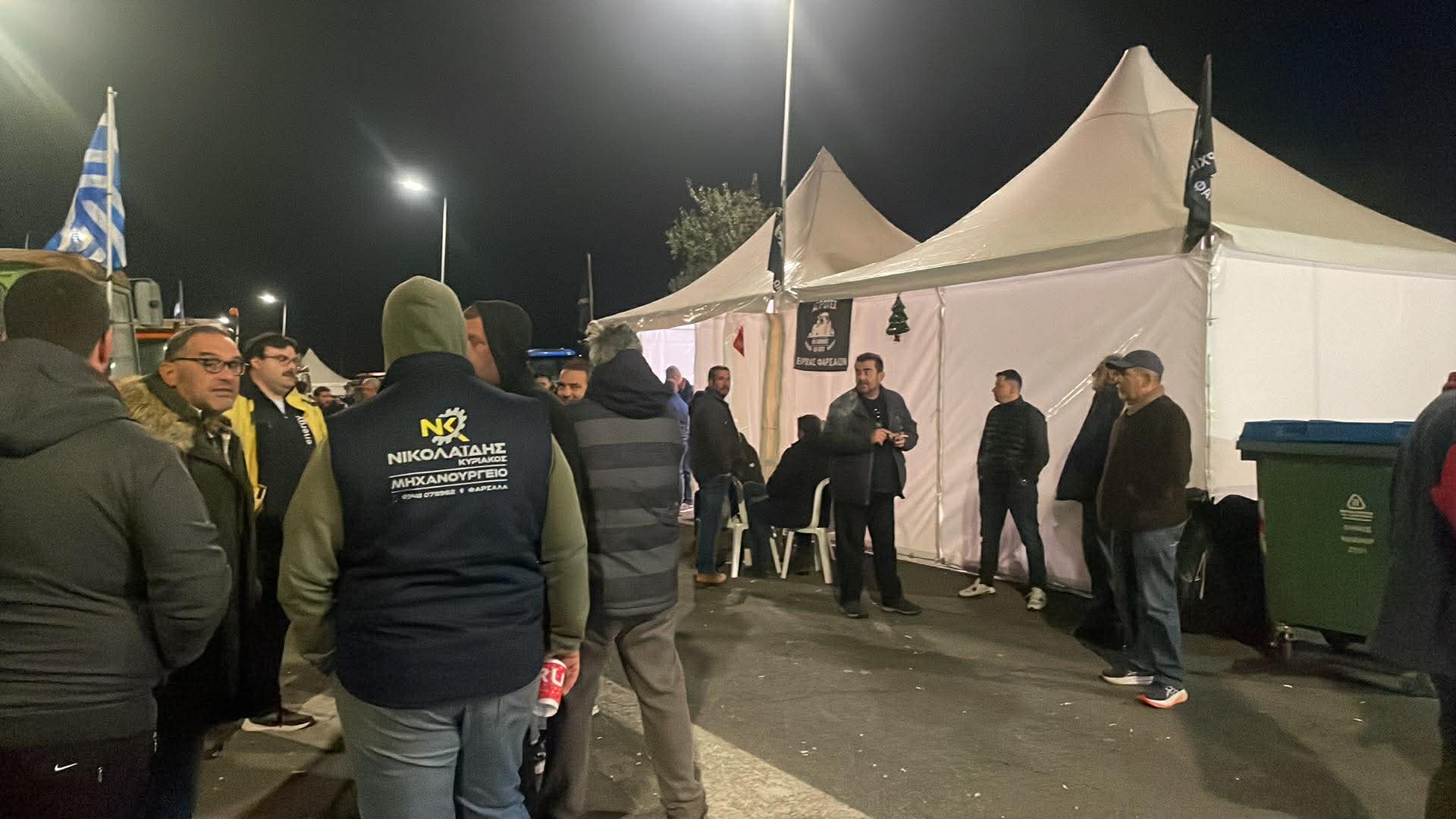 Συμπαράσταση το απόγευμα στο μπλόκο της Νίκαιας από ντελιβεράδες