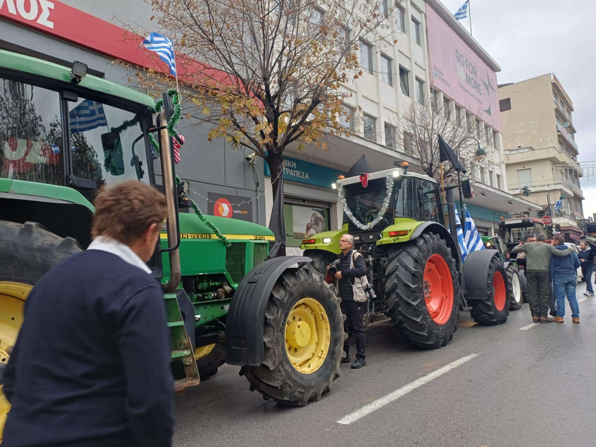 Με τρακτερ έξω από τα δικαστήρια οι αγρότες για συμπαράσταση στους συλληφθέντες (ΦΩΤΟ+video)