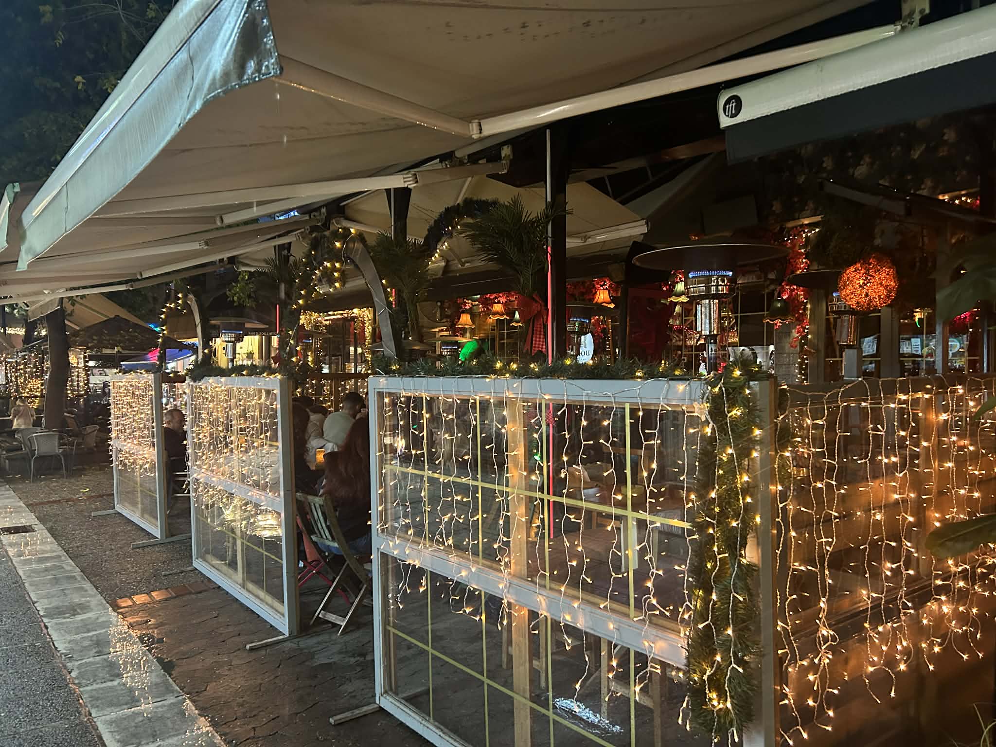 Πανέμορφες εικόνες από τη βροχερή Χριστουγεννιάτικη Λάρισα (ΦΩΤΟ)