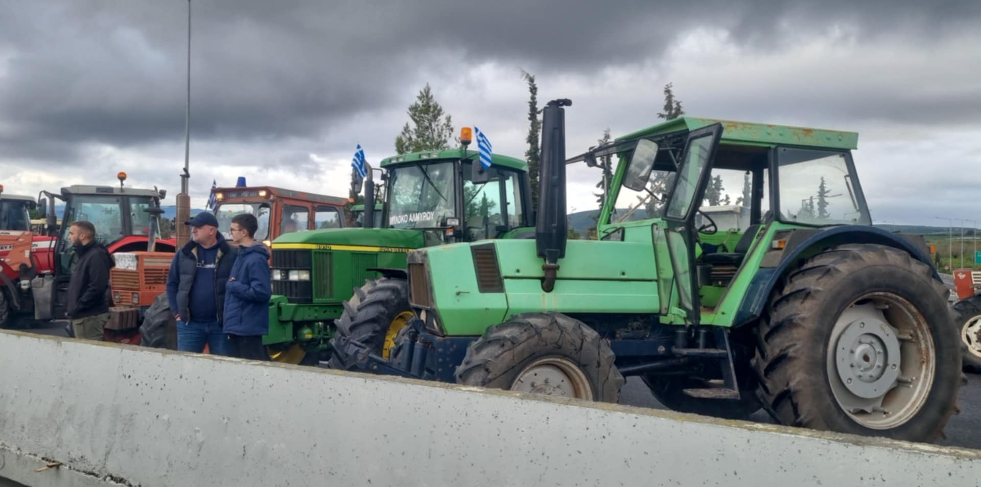 Στήνουν μπλόκο στον ΠΑΘΕ στον κόμβο Μικροθηβών αγρότες του Αλμυρού (ΦΩΤΟ)