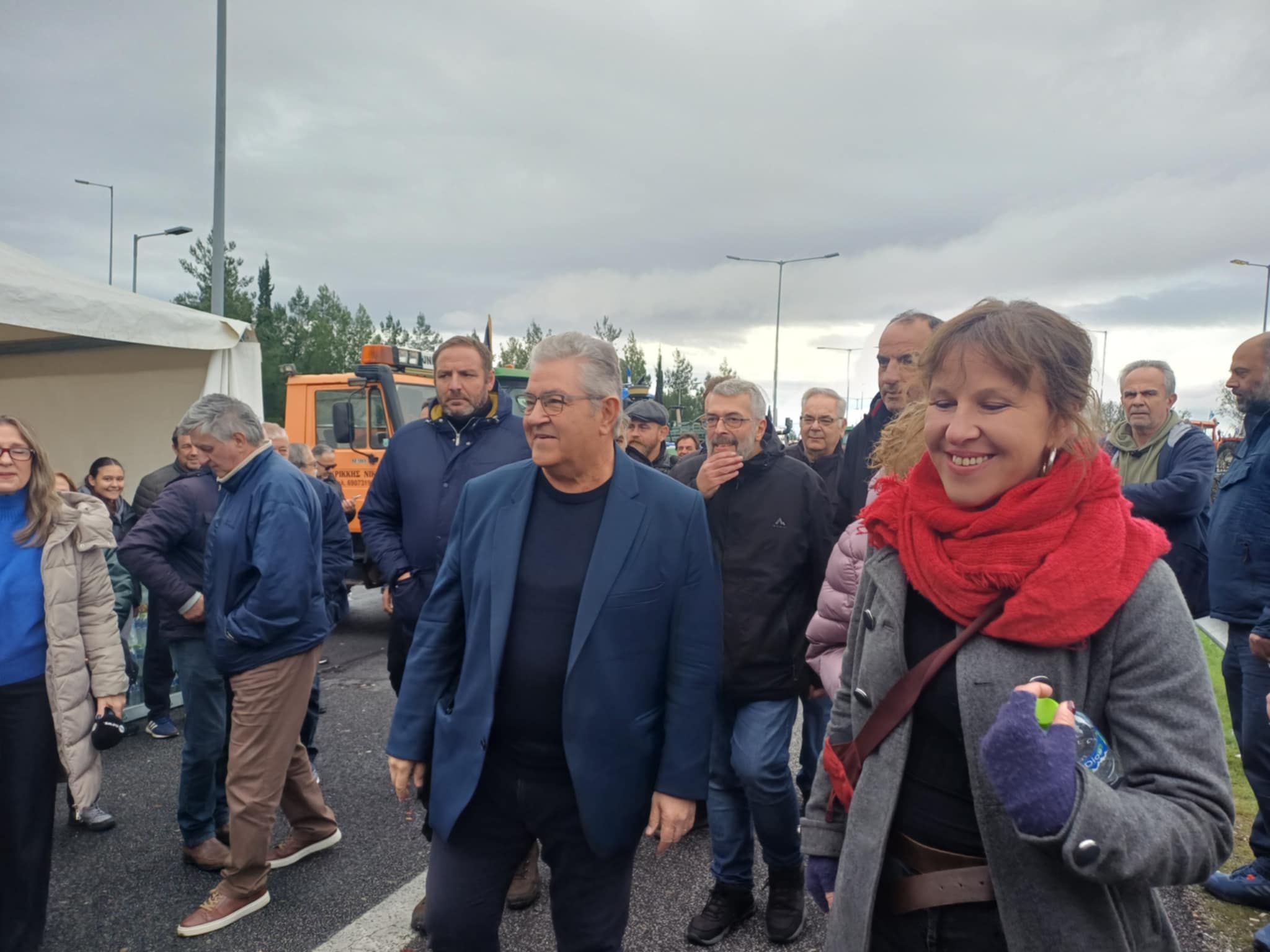 Στο μπλόκο της Νίκαιας ο Κουτσούμπας – Μήνυμα στήριξης στους αγρότες (ΦΩΤΟ-ΒΙΝΤΕΟ)