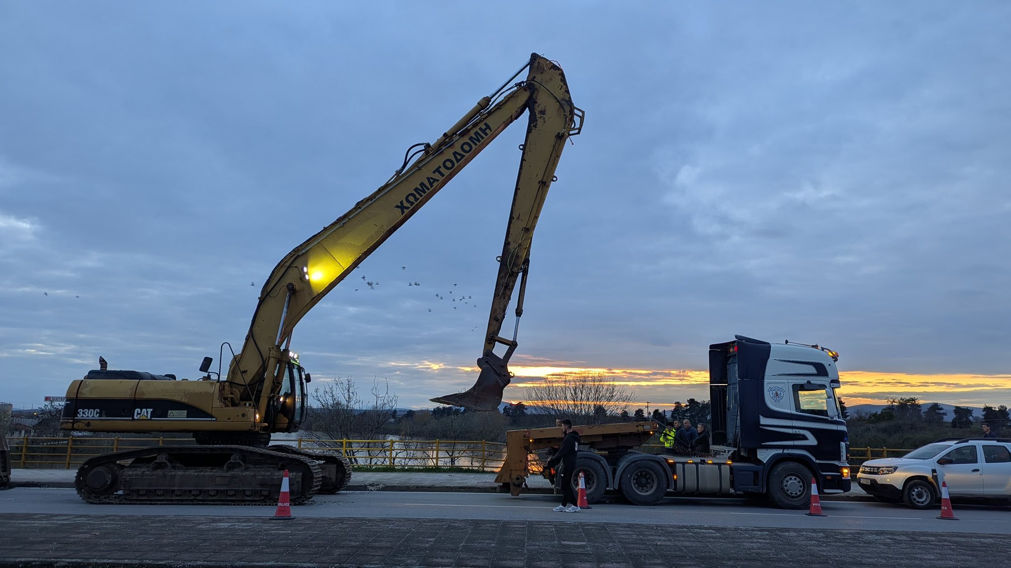 Σε εξέλιξη η επιχείρηση απομάκρυνσης φερτών υλικών στη γέφυρα Πηνειού (ΦΩΤΟ)