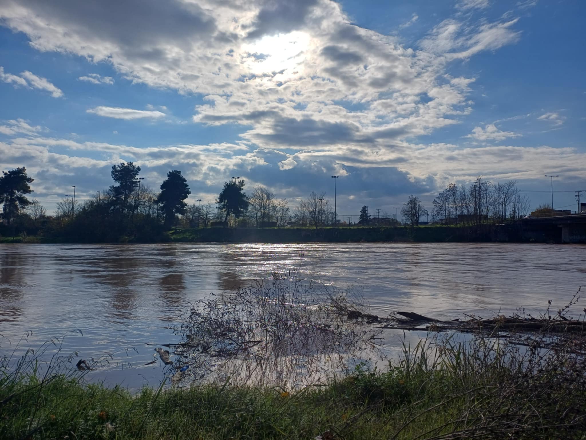 Δύσκολη η νύχτα που ππέρασε για τη Λάρισα: Έφτασε στα 6,30 μέτρα η στάθμη του Πηνειού πριν αρχίσει να υποχωρεί (ΦΩΤΟ)