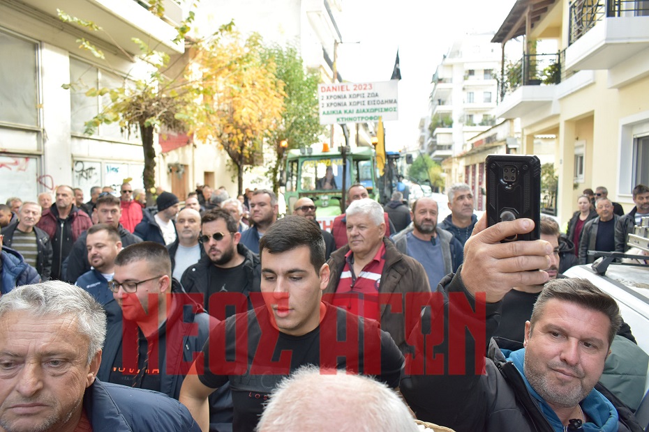 Καρδίτσα: Κινητοποίηση με τρακτέρ από τους αγροκτηνοτρόφους του μπλόκου στο γραφείο του Κ. Τσιάρα (ΦΩΤΟ)