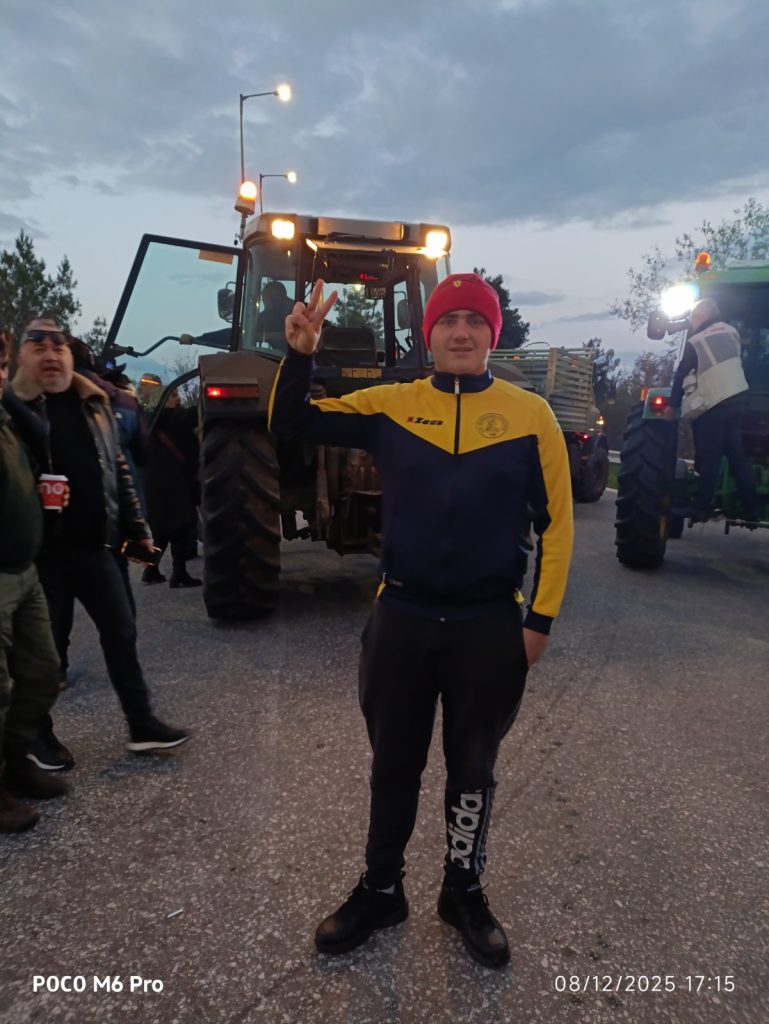 Αγρότες απέκλεισαν τους παραδρόμους στον κόμβο της Νίκαιας – Κλιμακώνουν τον αγώνα τους