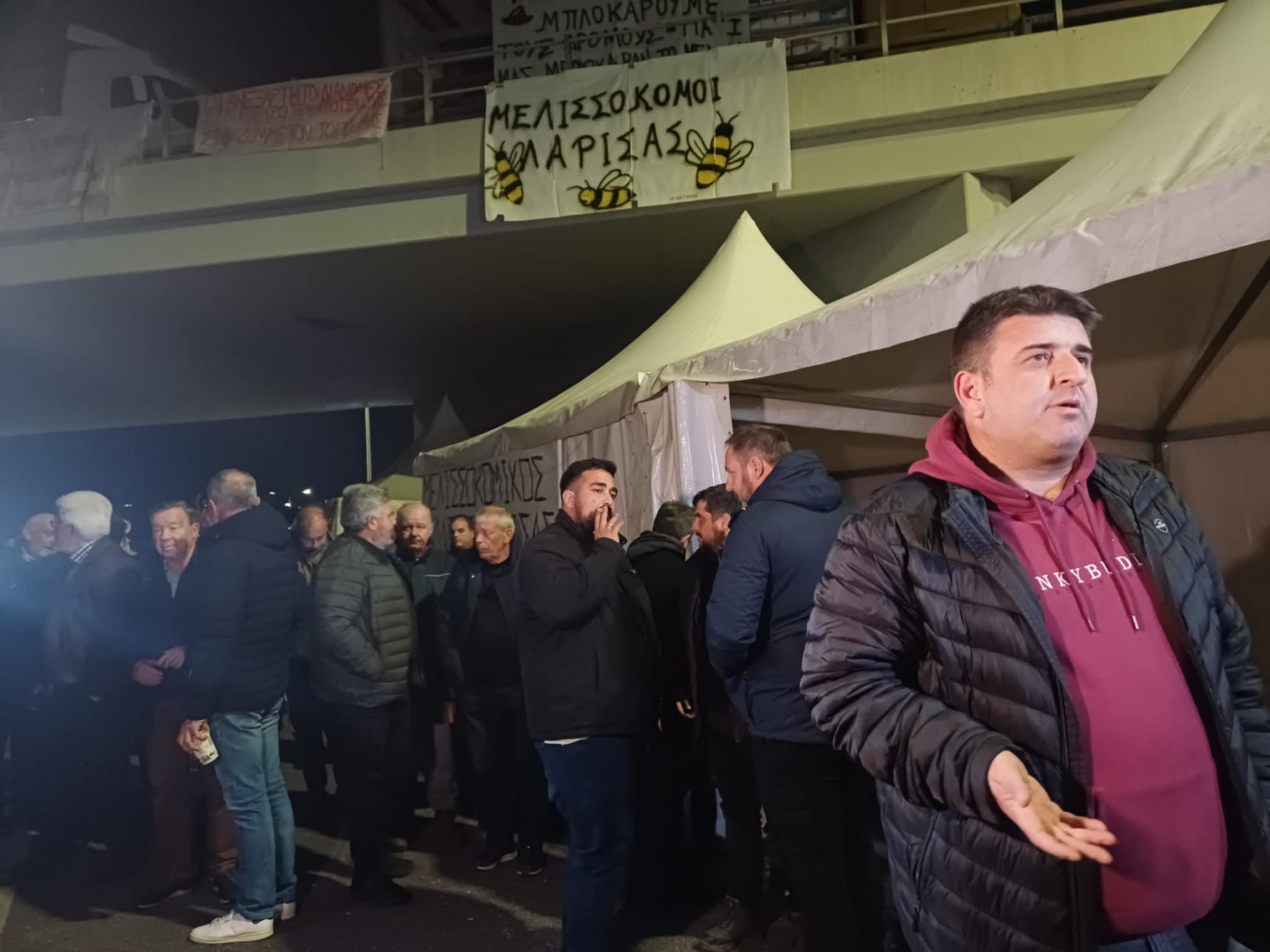 Δεν εκφοβίζονται λένε οι αγρότες του μπλόκου της Νίκαιας- Αύριο στο λιμάνι Βόλου και Παρασκευή με τρακτερ στη Λάρισα