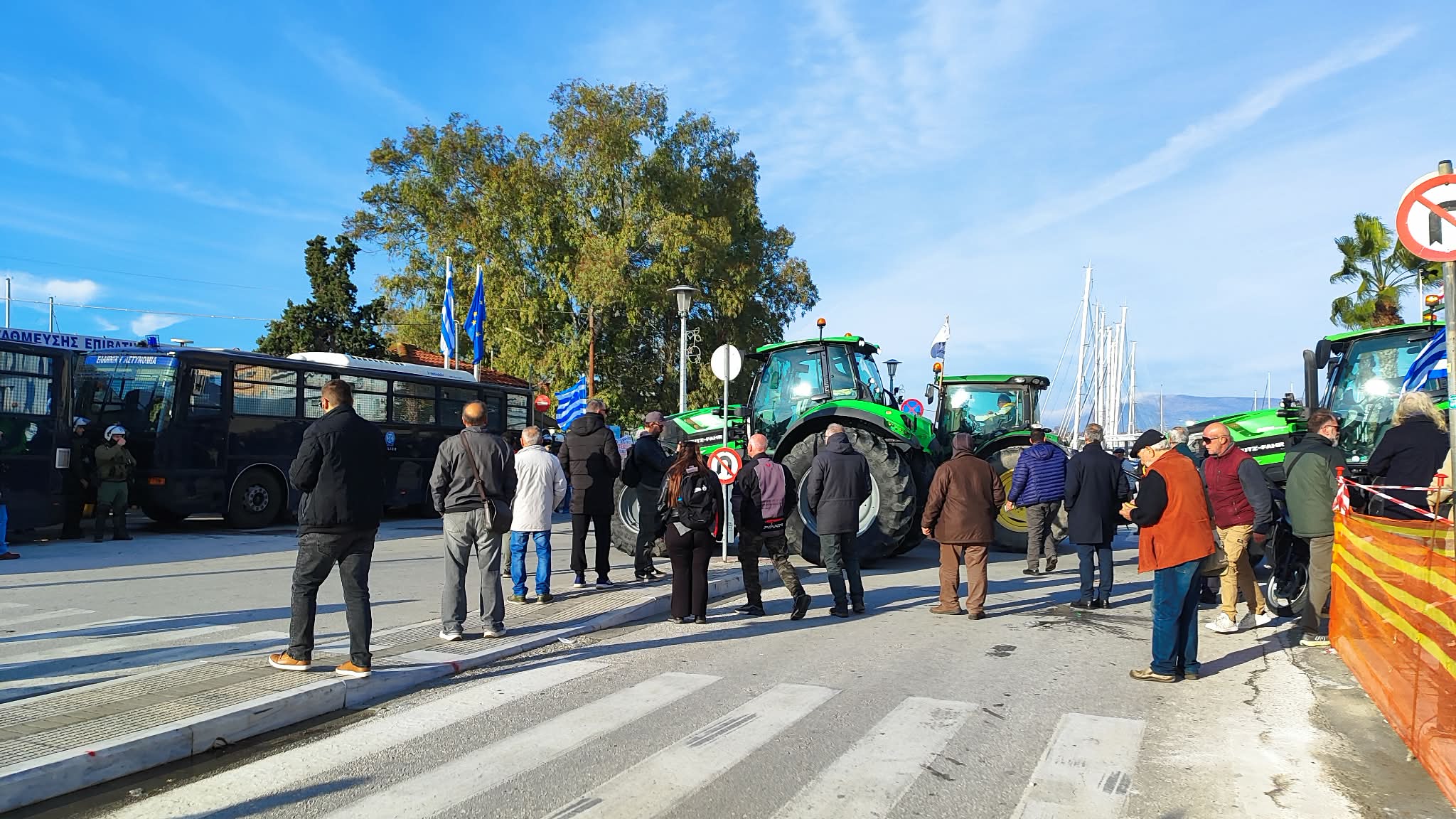 Παρέλαση από τρακτέρ στο λιμάνι Βόλου, οι αγρότες θέλουν να το αποκλείσουν -κλούβες ΜΑΤ στις πύλες (ΦΩΤΟ)