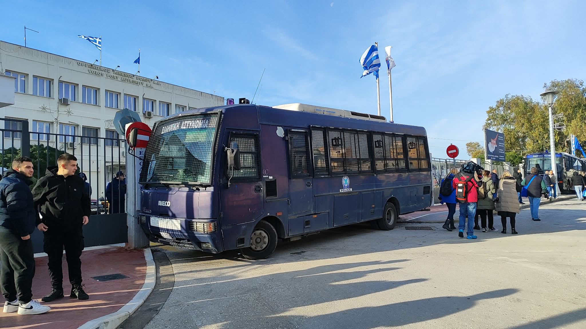 Αποκλεισμένο από στεριά και θάλασσα το λιμάνι του Βόλου -Έφτασαν οι αγρότες με  τρακτέρ και ψαράδες με τα καΐκια (ΦΩΤΟ+video)