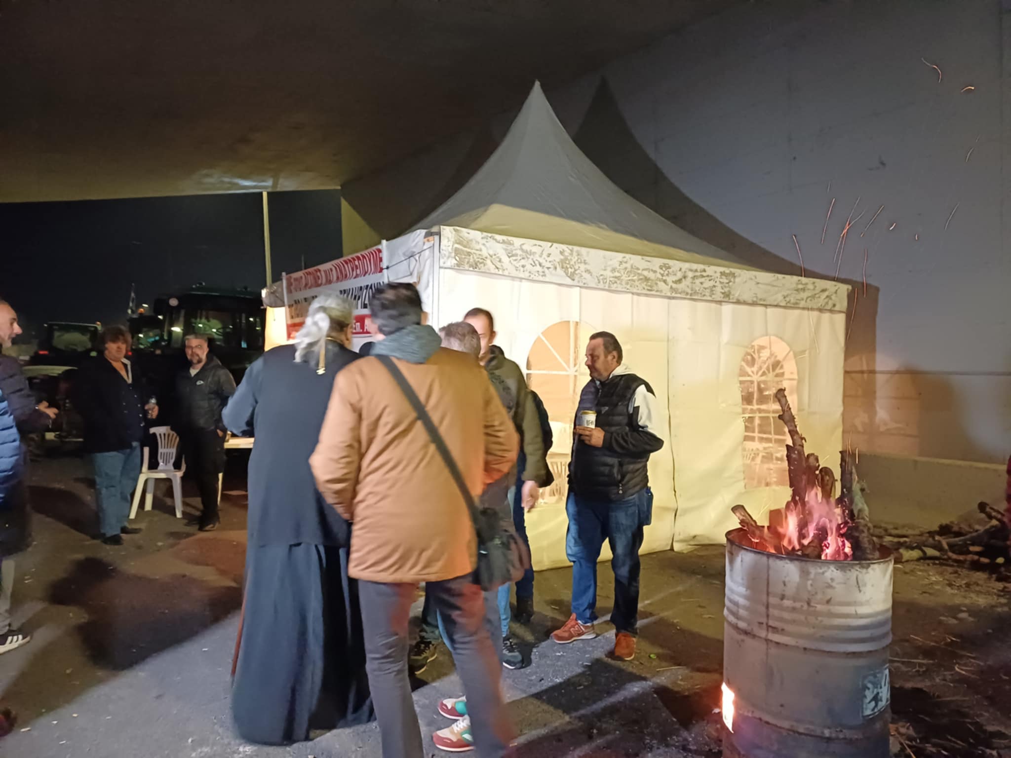 Στο μπλόκο της Νίκαιας ο μητροπολίτης Λαρίσης κ. Ιερώνυμος (ΦΩΤΟ)