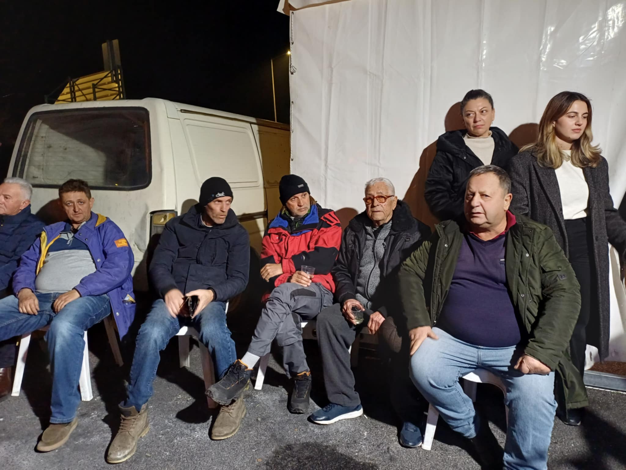 Συναυλία με Λαρισαίους μουσικούς, σουβλάκια, κρασί και κέφι στο μπλόκο της Νίκαιας (ΦΩΤΟ+video)