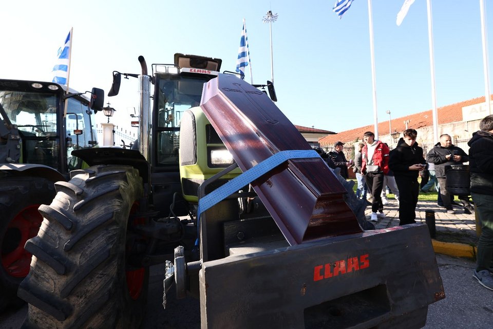 Μπήκαν στη Θεσσαλονίκη με τα τρακτέρ οι αγρότες -Εστησαν μπλόκο έξω από το λιμάνι