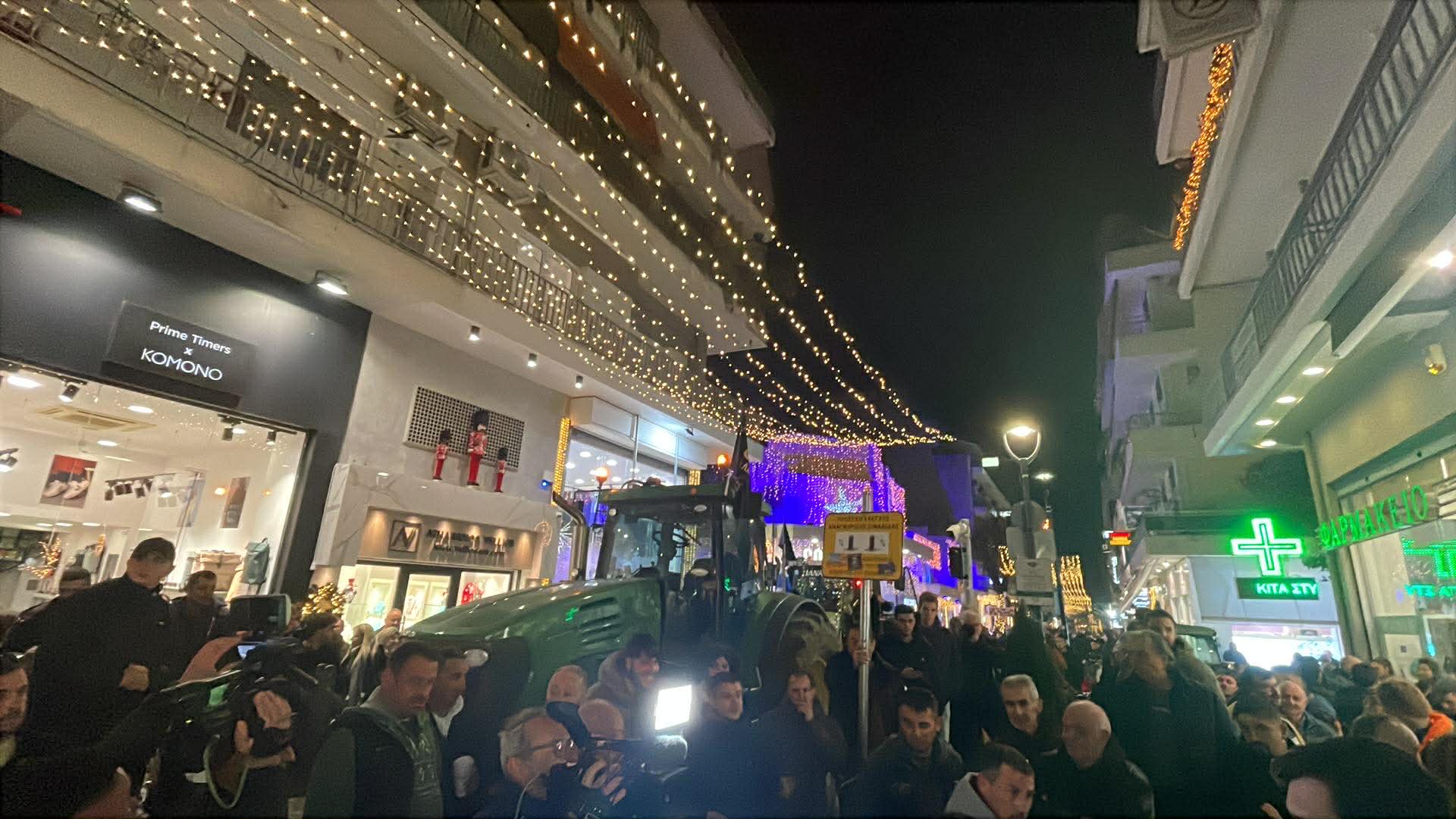 Οι αγρότες πέταξαν άχυρα έξω από τα γραφεία των τριών κυβερνητικών βουλευτών στη Λάρισα