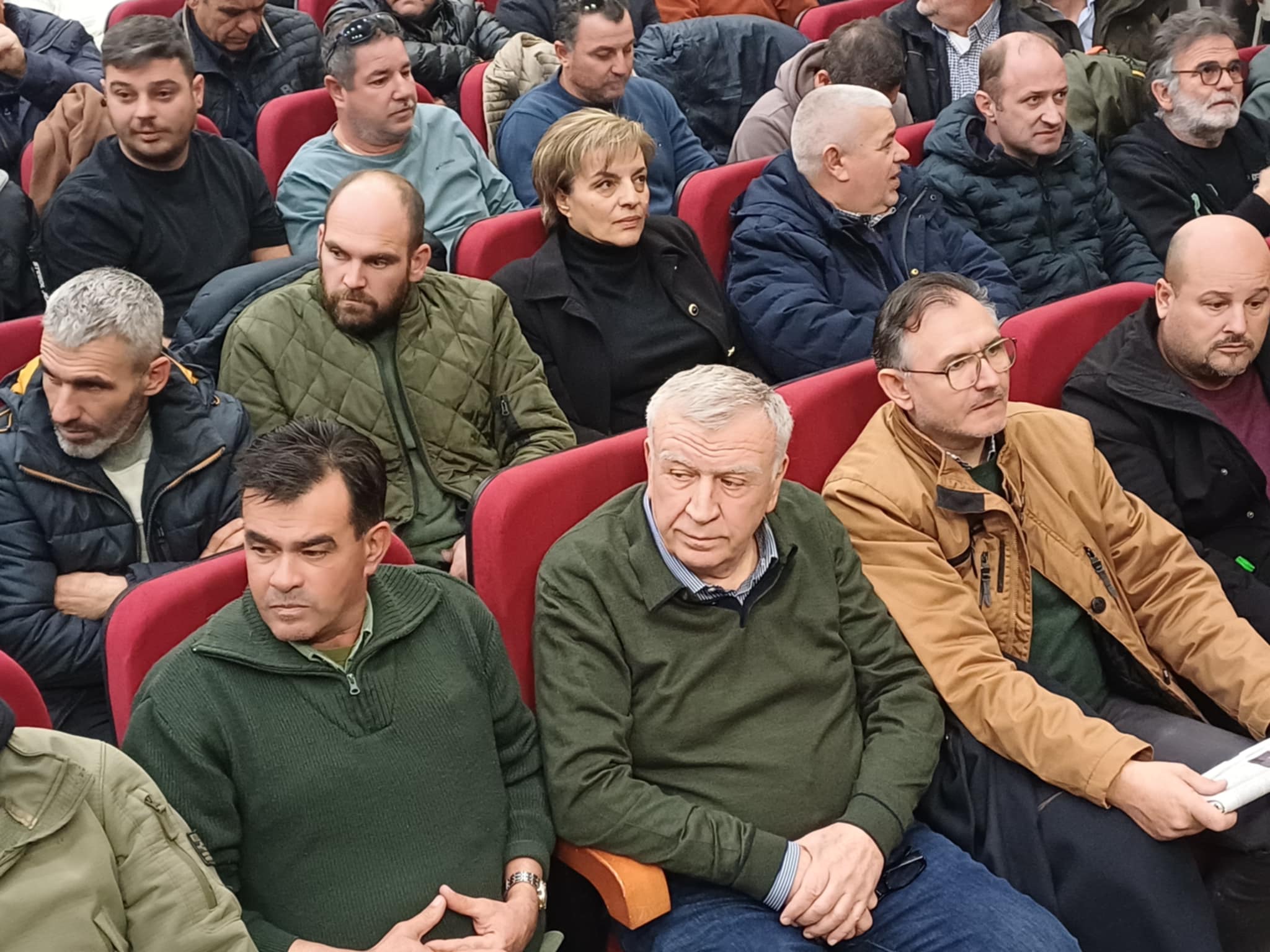 Ασφυκτικά γεμάτη η αίθουσα στη Νίκαια- επικρατεί η άποψη για κλιμάκωση και άρνηση του ραντεβού στο Μαξίμου (ΦΩΤΟ)