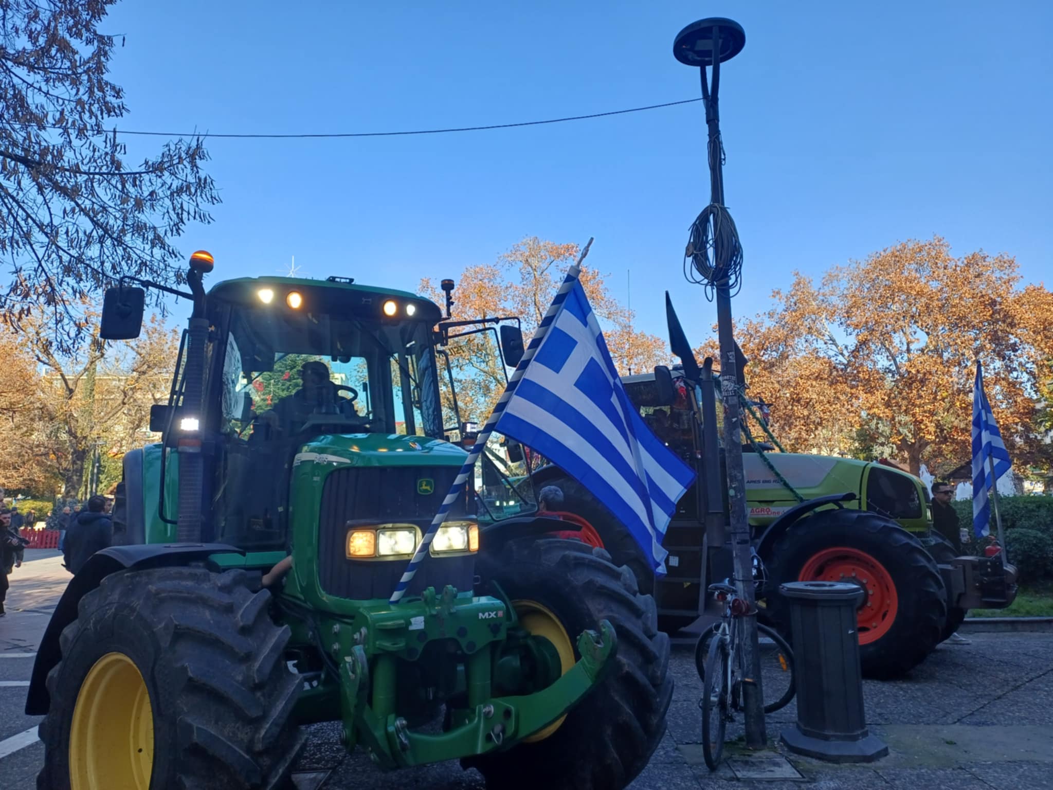 Τρακτερ και αγρότες πολιορκούν το κέντρο της Λάρισας- συλαλητήριο αλληλεγγύης στους τρεις αγρότες που δικάζονται (ΦΩΤΟ+video